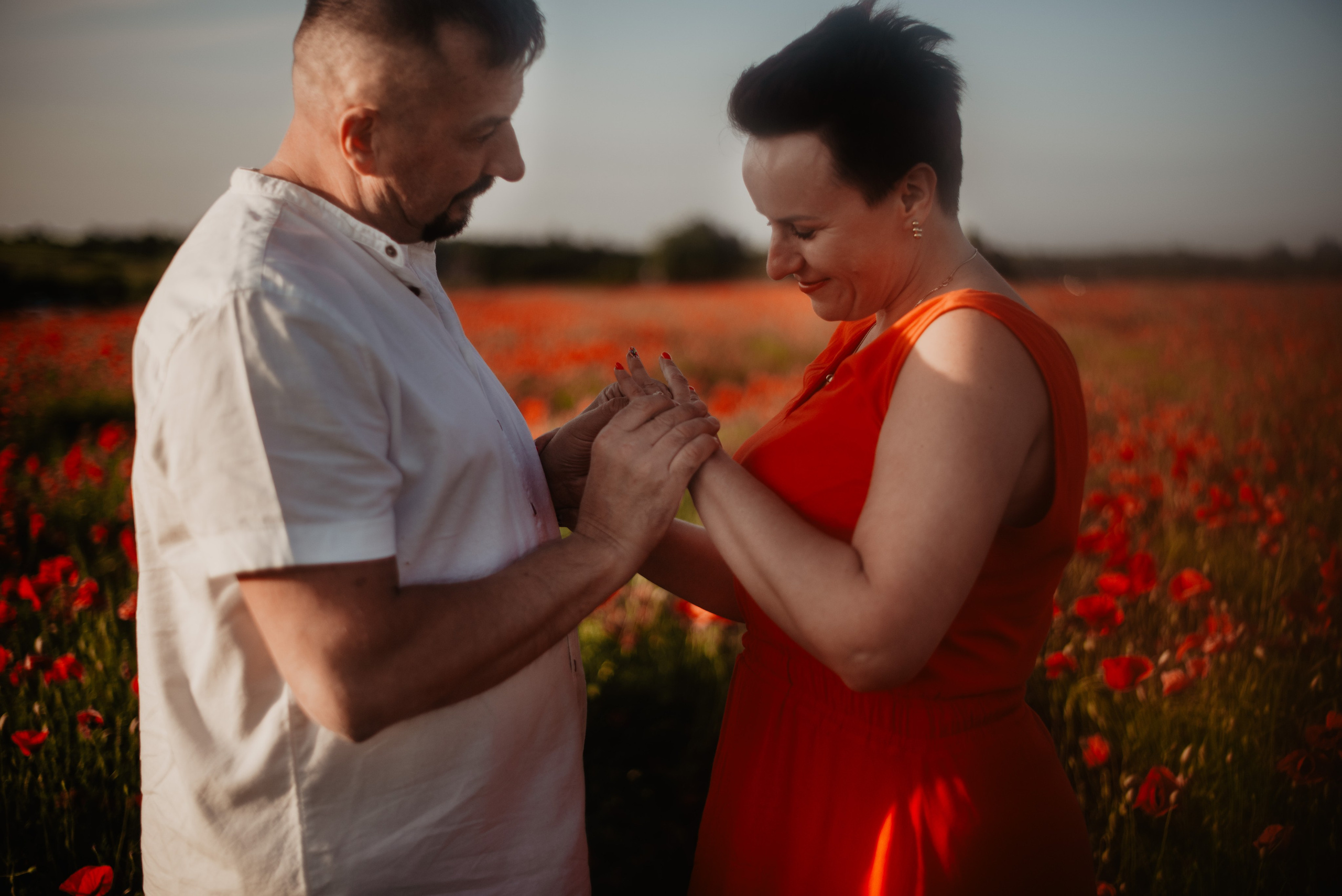 Kasia & Marcin. Pole makowe i zaskakujący finał sesji. Bałanda Fotografia – Sesje Kobiece, Rodzinne, Miłosne, Reportaże | Katowice Śląsk