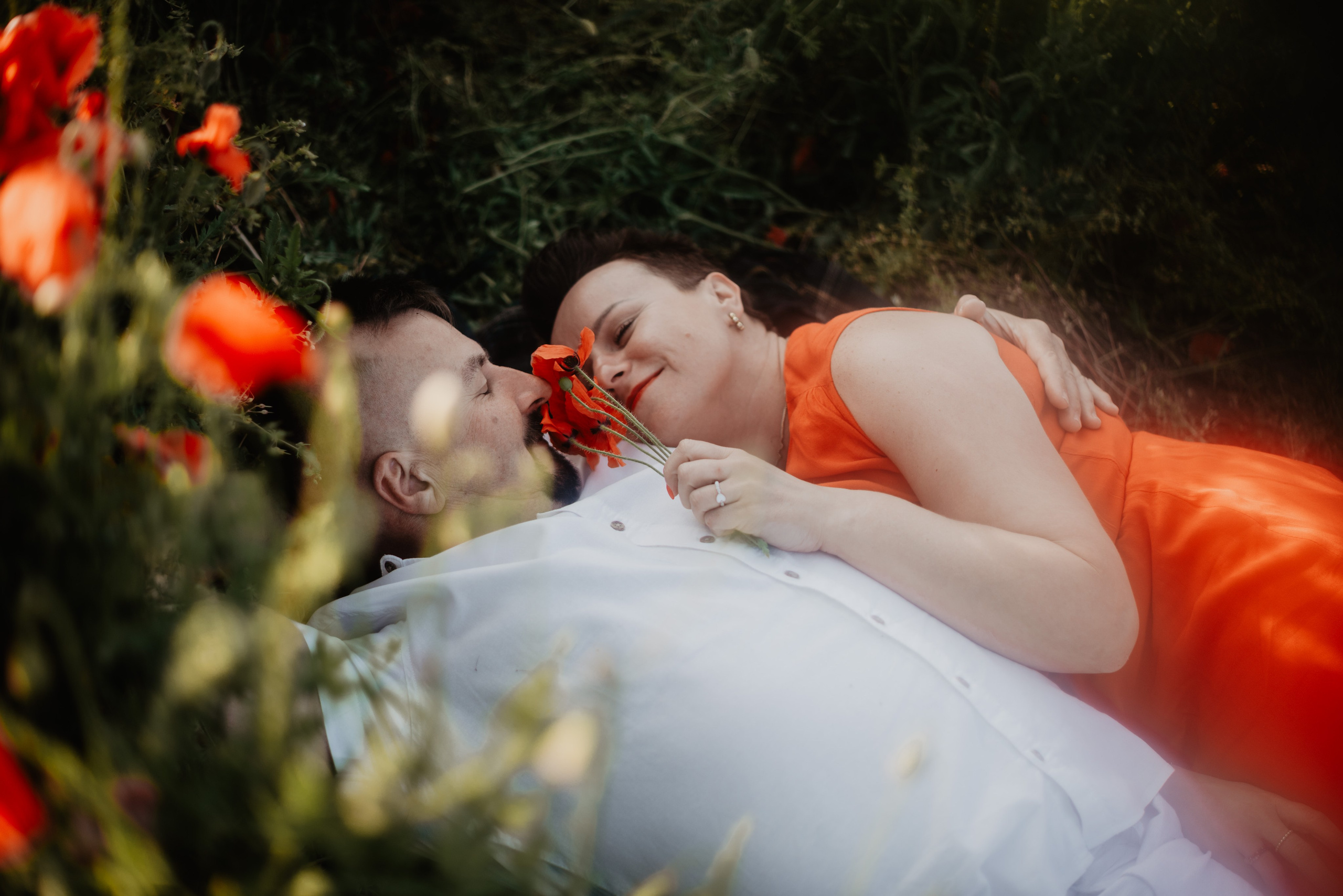 Kasia & Marcin. Pole makowe i zaskakujący finał sesji. Bałanda Fotografia – Sesje Kobiece, Rodzinne, Miłosne, Reportaże | Katowice Śląsk