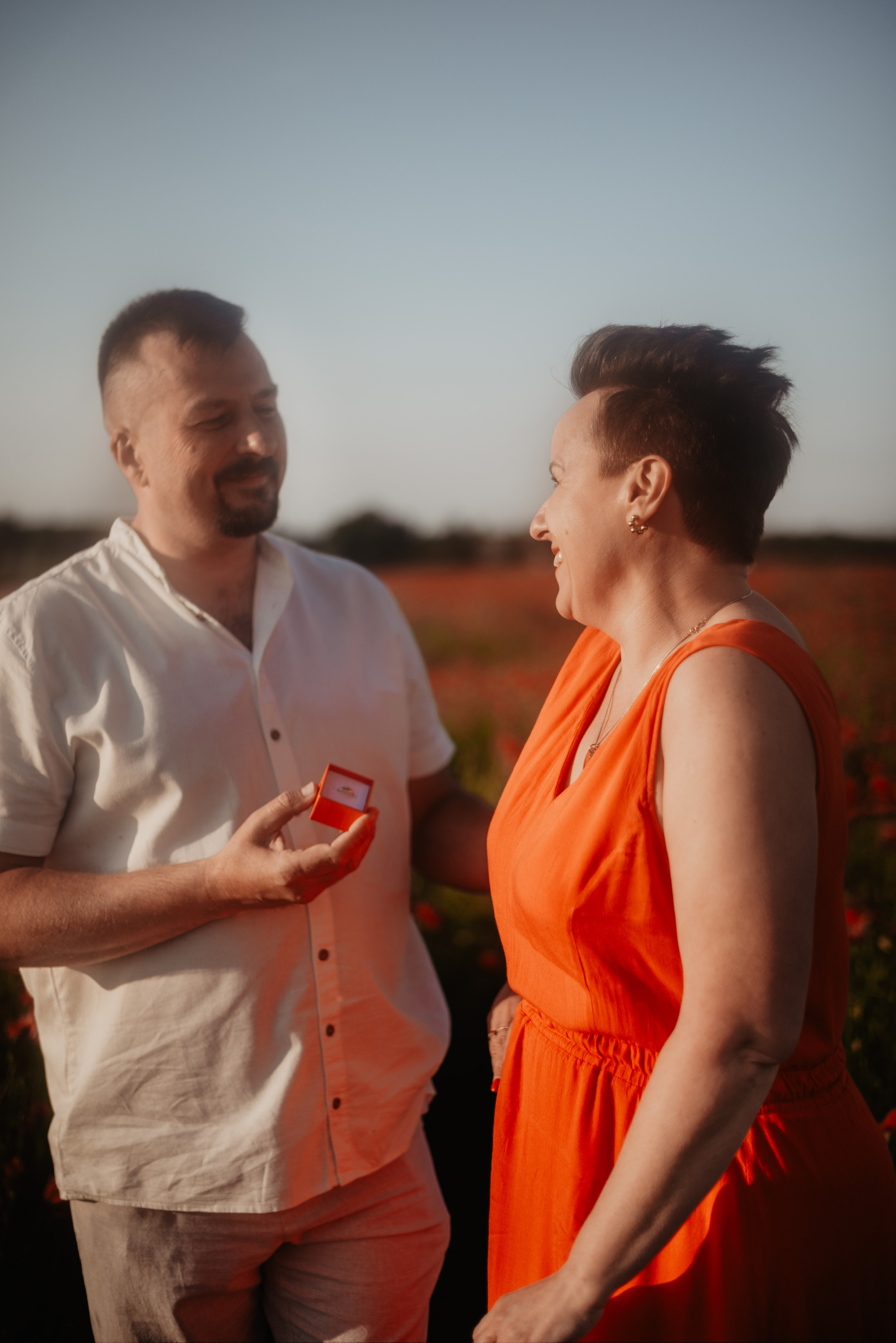 Kasia & Marcin. Pole makowe i zaskakujący finał sesji. Bałanda Fotografia – Sesje Kobiece, Rodzinne, Miłosne, Reportaże | Katowice Śląsk