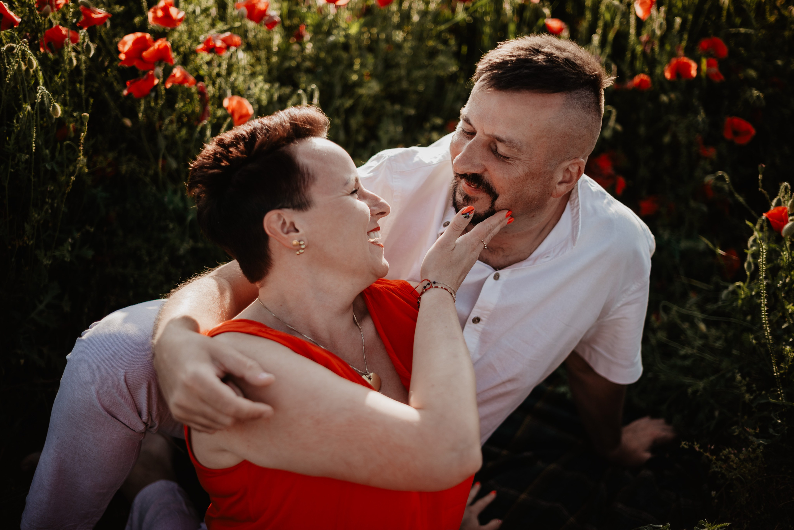 Kasia & Marcin. Pole makowe i zaskakujący finał sesji. Bałanda Fotografia – Sesje Kobiece, Rodzinne, Miłosne, Reportaże | Katowice Śląsk