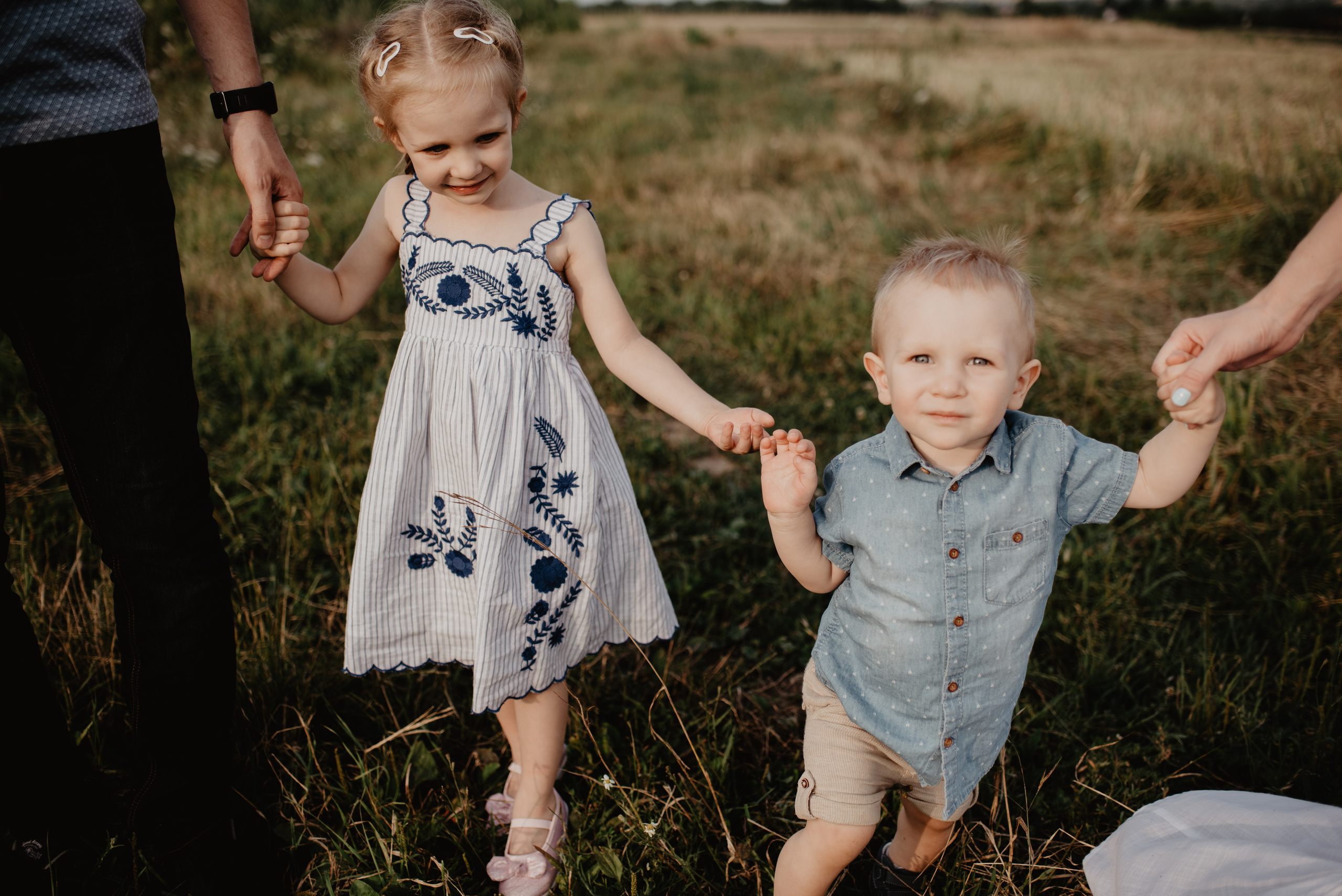 Sesja Rodzinna w polu. Bałanda Fotografia – Sesje Kobiece, Rodzinne, Miłosne, Reportaże | Katowice Śląsk