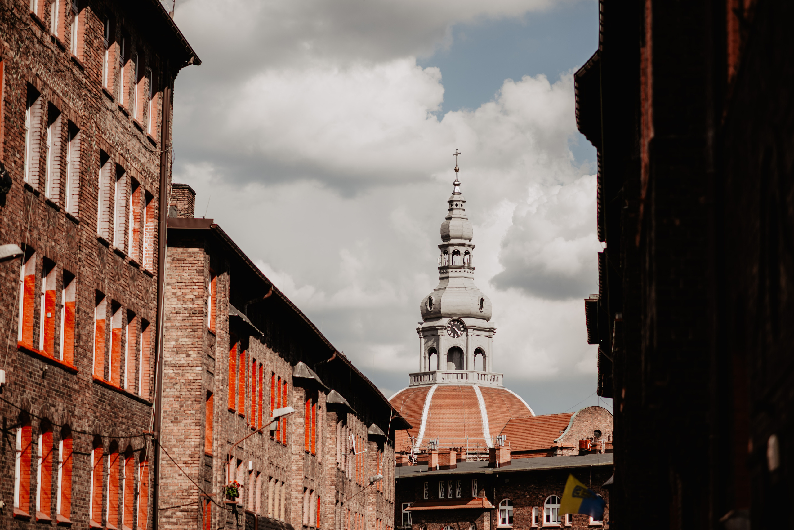 Tosia & Tomasz. Sesja miłosna na Nikiszowcu. Bałanda Fotografia – Sesje Kobiece, Rodzinne, Miłosne, Reportaże | Katowice Śląsk