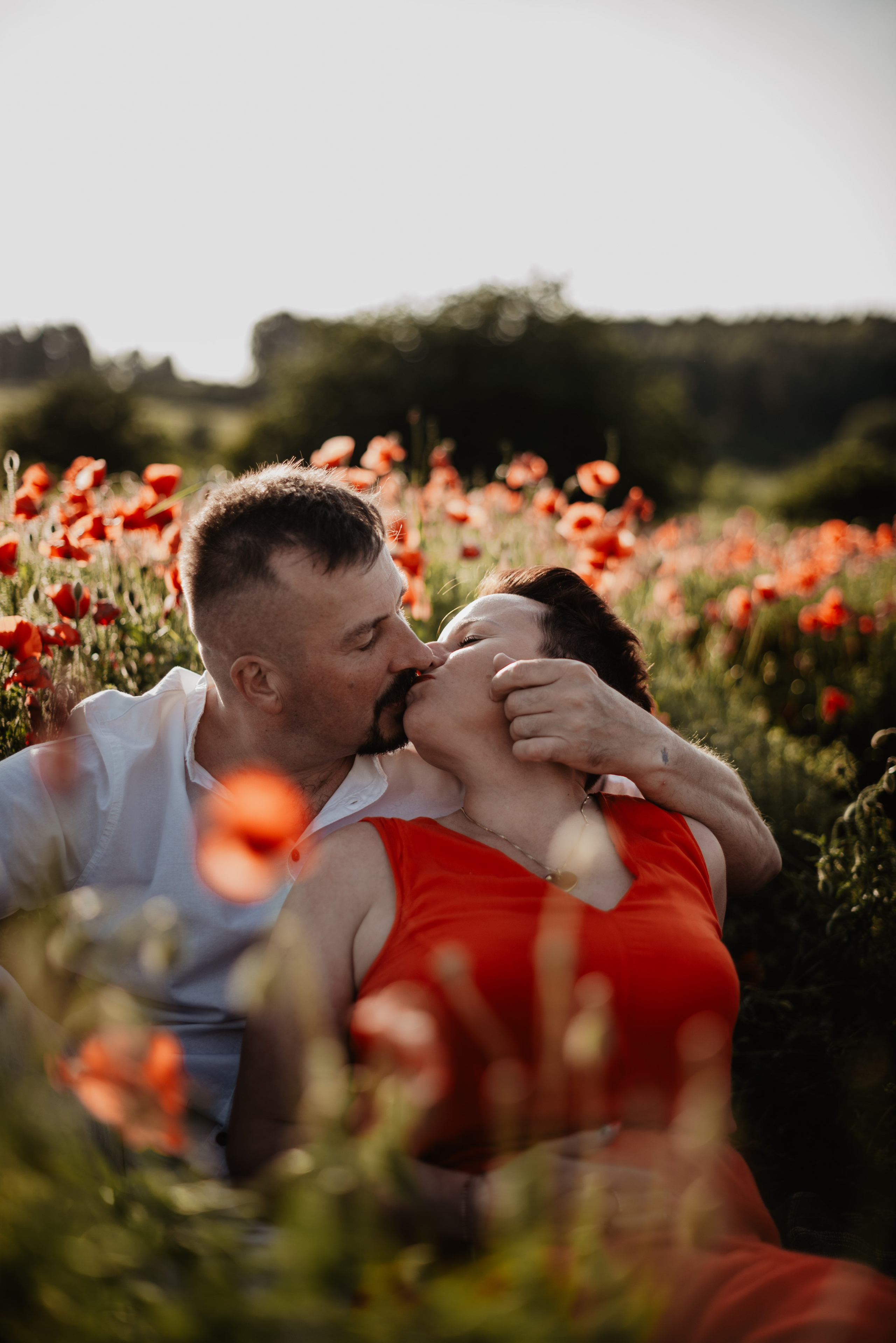 Kasia & Marcin. Pole makowe i zaskakujący finał sesji. Bałanda Fotografia – Sesje Kobiece, Rodzinne, Miłosne, Reportaże | Katowice Śląsk