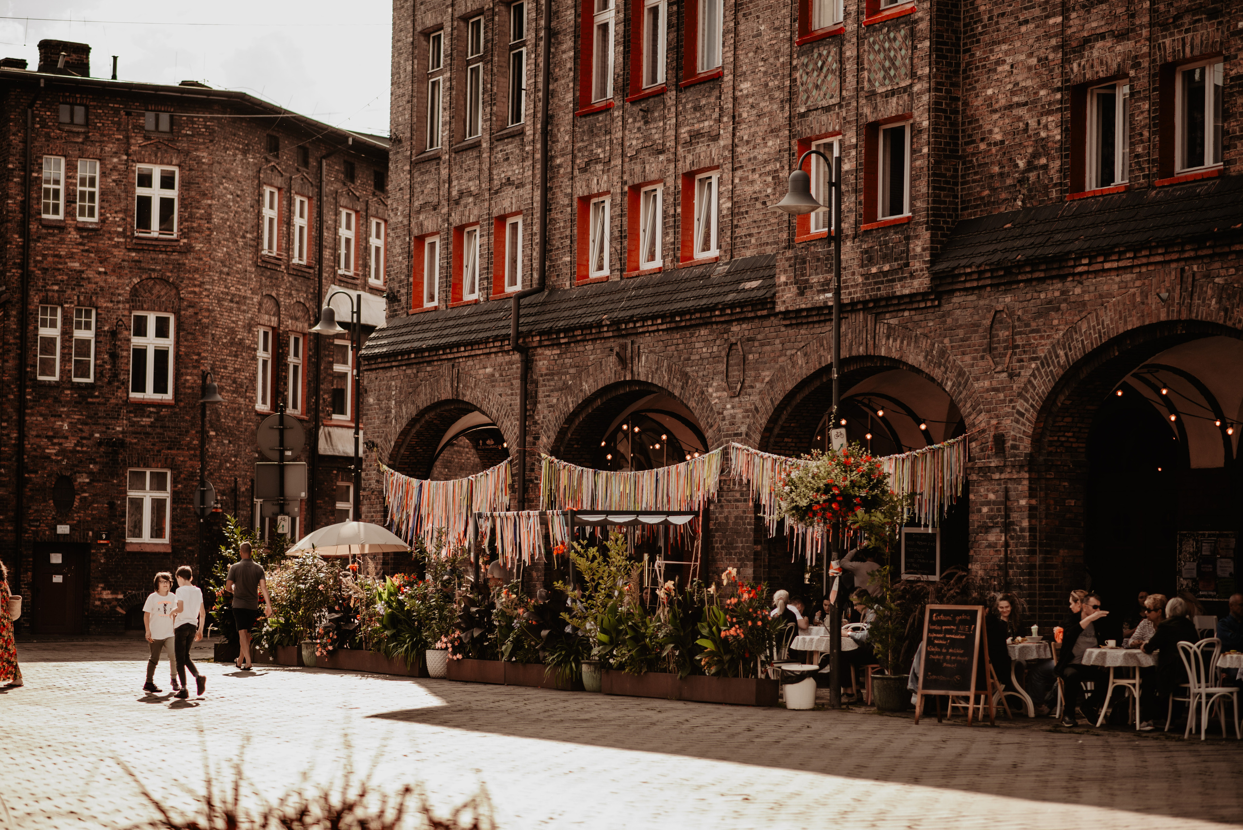 Tosia & Tomasz. Sesja miłosna na Nikiszowcu. Bałanda Fotografia – Sesje Kobiece, Rodzinne, Miłosne, Reportaże | Katowice Śląsk