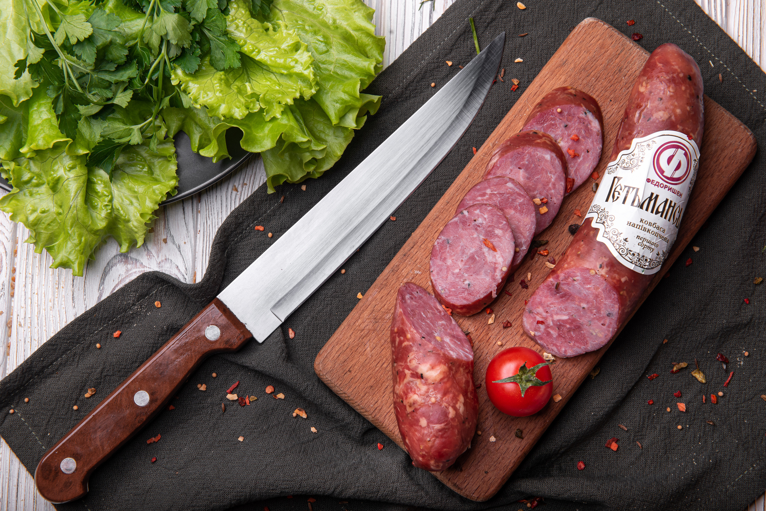 Фуд-фотографія барних коктейлів з льодом, фруктами та ягідним декором – рекламна зйомка напоїв для ресторану або бару, Чернівці