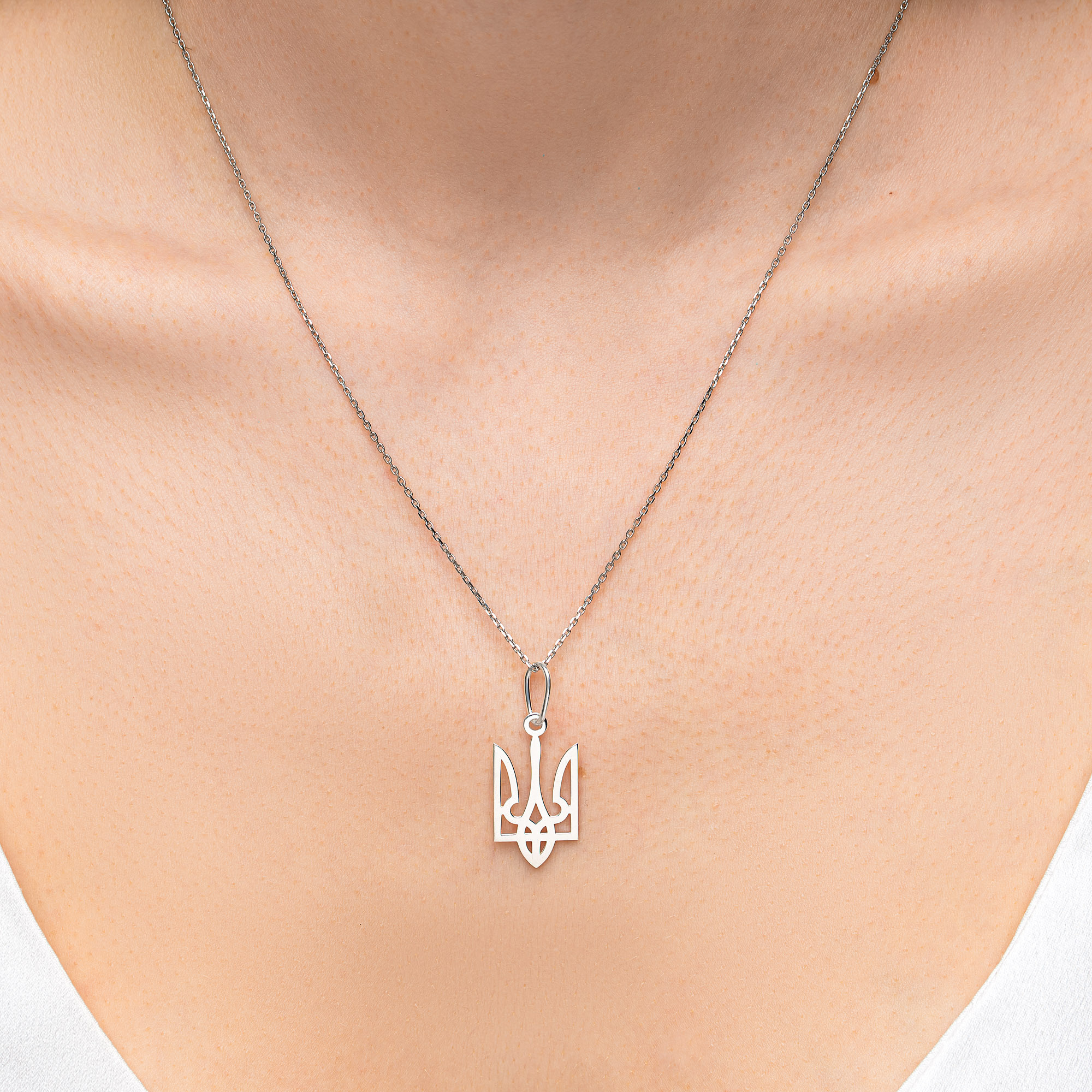 Професійна зйомка ювелірних прикрас – каблучка зі срібла з фіанітами, предметна фотографія для каталогу, Чернівці, Ювелірна фотозйомка сережок із золота з блиском – студійна предметна фотографія, Крупний план каблучки з камінням – макрозйомка для каталогу прикрас, Рекламна зйомка ювелірних виробів у студії – світлотіньовий акцент на формі, Професійне фото браслета на чорному фоні – для e-commerce та брендового сайту, Ювелірна прикраса в естетичній подачі – фотографія для Etsy або Instagram