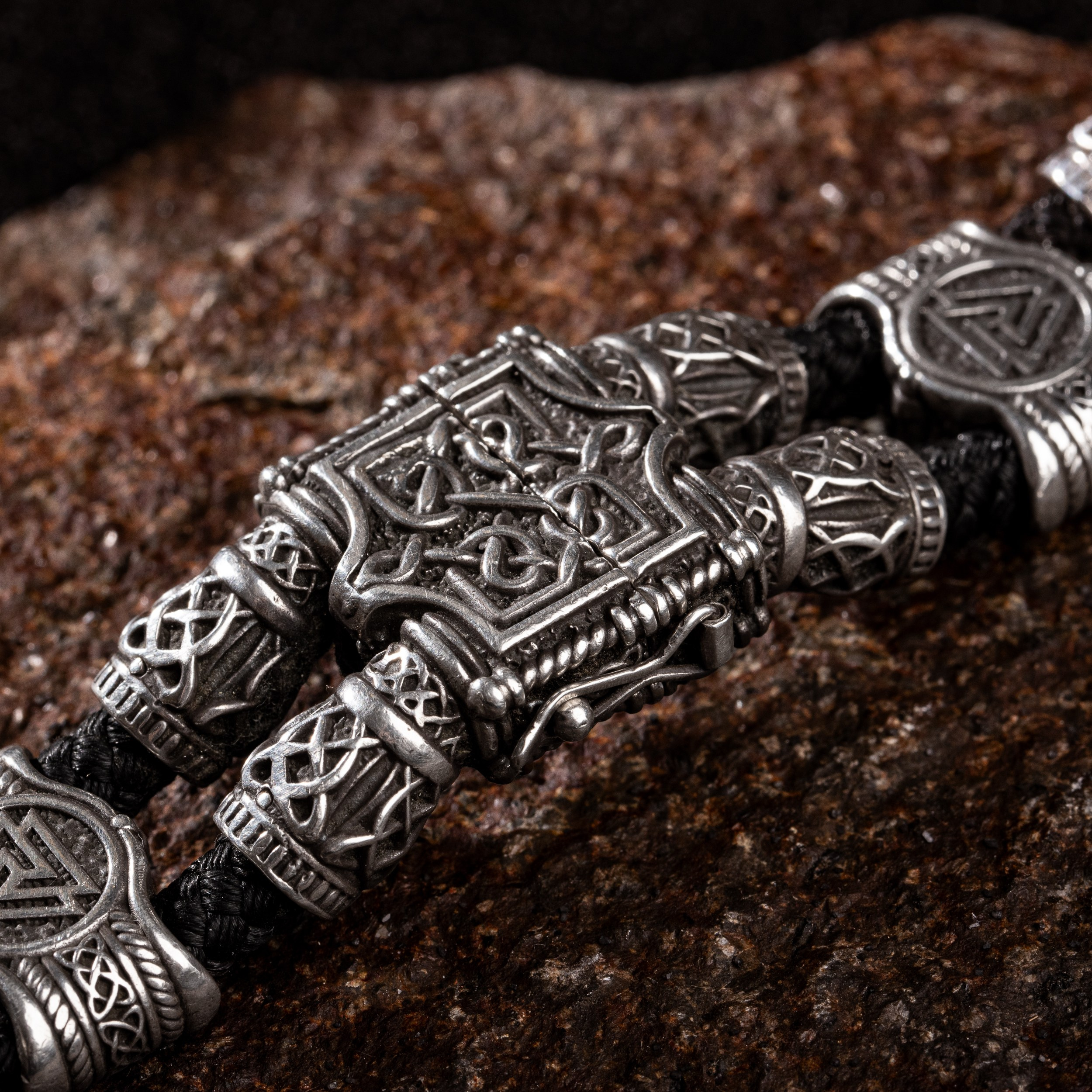 Фото ювелірних прикрас Чернівці, Україна, фотограф ювелірних виробів. Предметний фотограф Чернівці для інтернет магазину, сайту, каталогу, контент для бізнесу