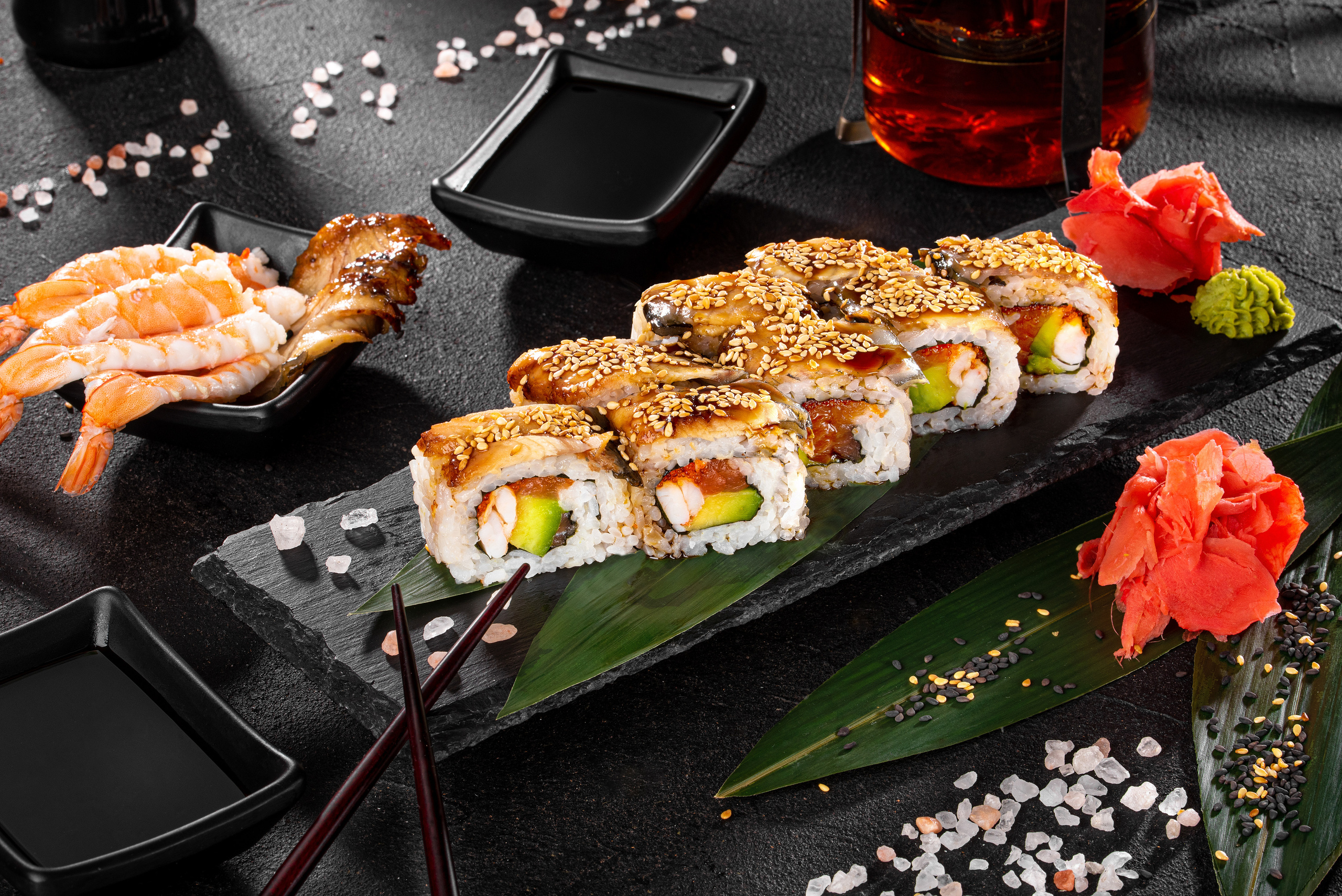 Преміальна зйомка суші ролів з чорним кунжутом і креветкою – студійна фуд-фотографія Чернівці, Яскраве контент-фото японських ролів для ресторану або доставки їжі, Суші роли з лососем і крем-сиром – предметна зйомка для меню та соцмереж, Естетична фуд-фотографія суші з декором – професійна студійна зйомка їжі, Комерційне фото сету суші для реклами доставки – Чернівці