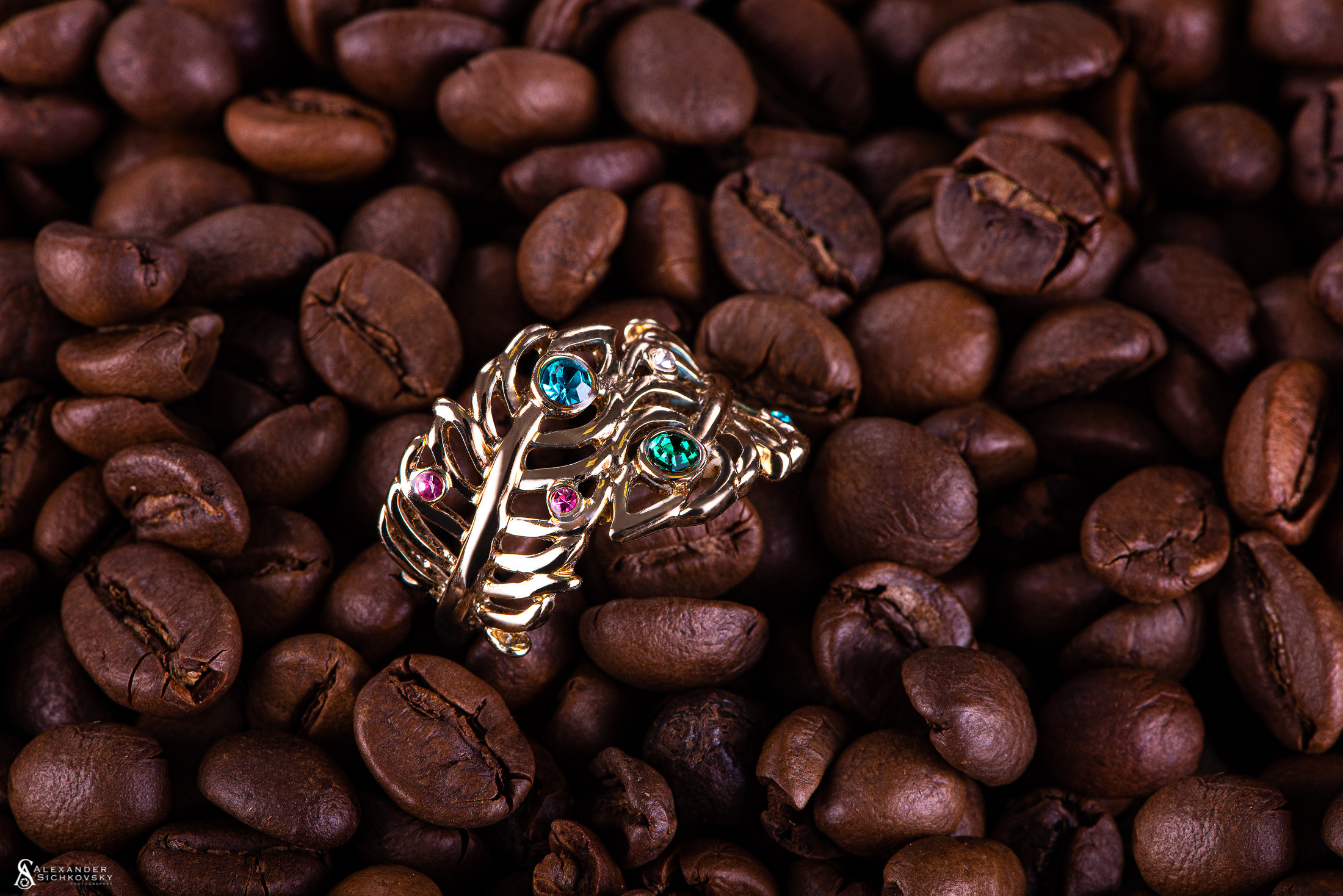 Фото ювелірних прикрас Чернівці, Україна, фотограф ювелірних виробів. Предметний фотограф Чернівці для інтернет магазину, сайту, каталогу, контент для бізнесу