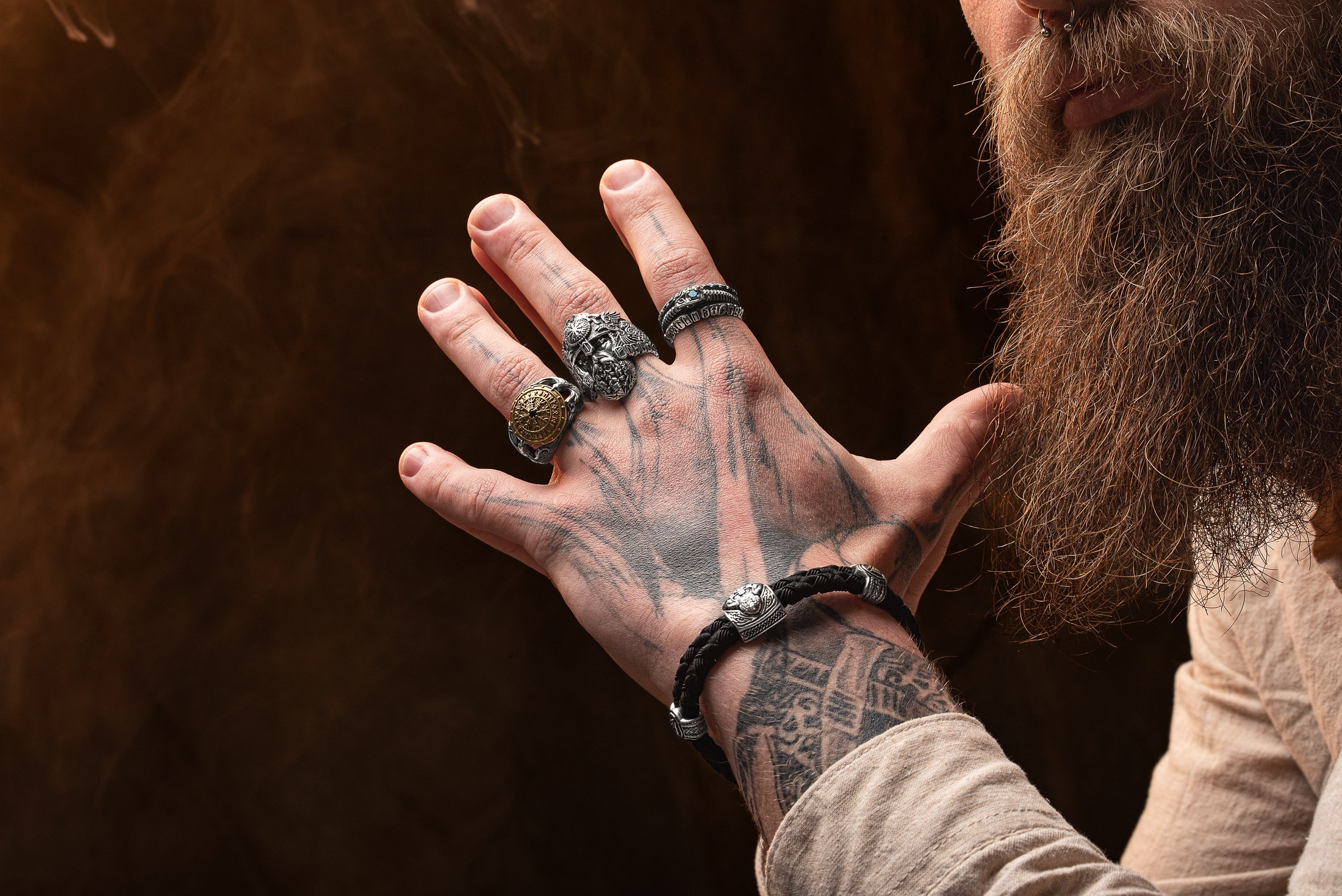 Професійна зйомка ювелірних прикрас – каблучка зі срібла з фіанітами, предметна фотографія для каталогу, Чернівці, Ювелірна фотозйомка сережок із золота з блиском – студійна предметна фотографія, Крупний план каблучки з камінням – макрозйомка для каталогу прикрас, Рекламна зйомка ювелірних виробів у студії – світлотіньовий акцент на формі, Професійне фото браслета на чорному фоні – для e-commerce та брендового сайту, Ювелірна прикраса в естетичній подачі – фотографія для Etsy або Instagram