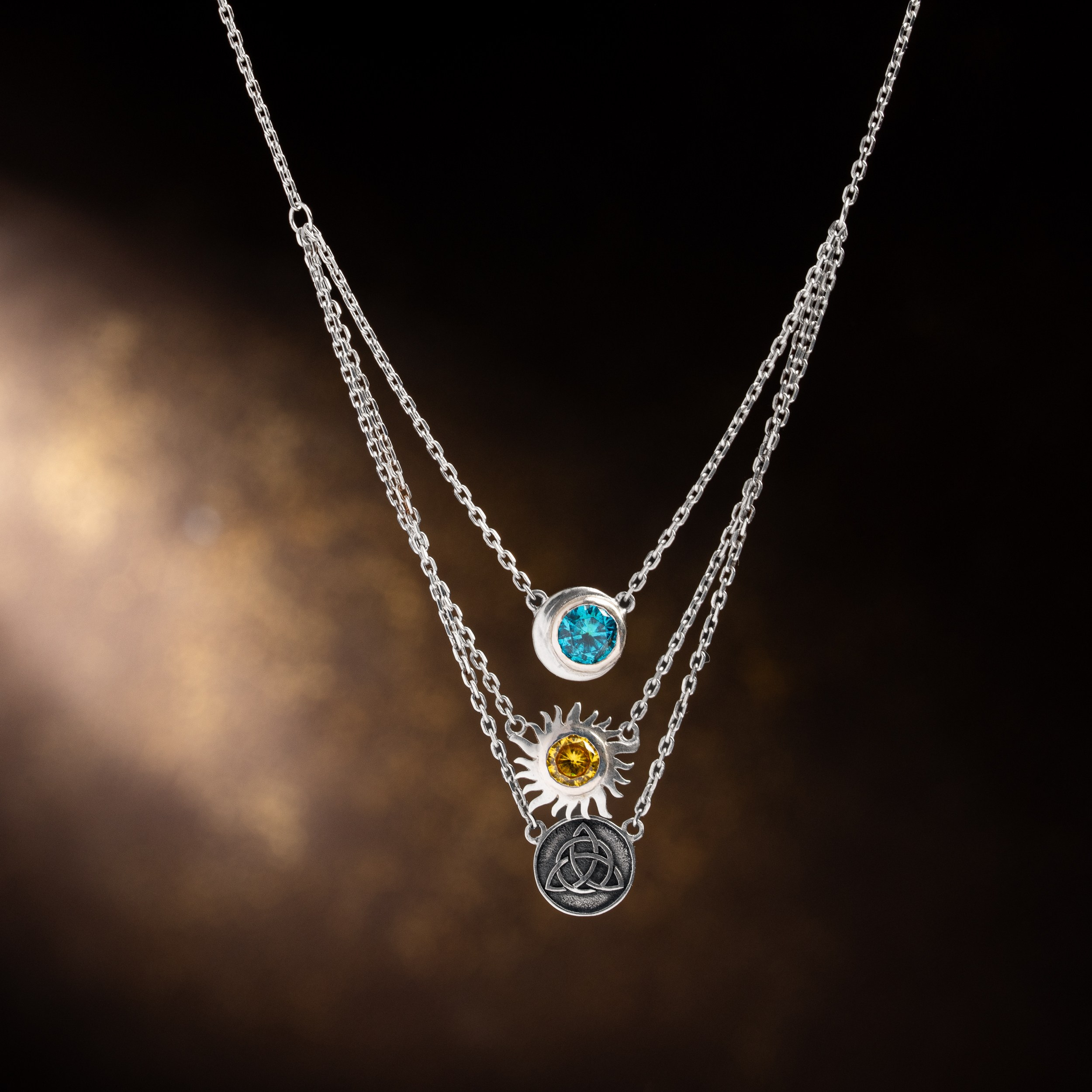 Професійна зйомка ювелірних прикрас – каблучка зі срібла з фіанітами, предметна фотографія для каталогу, Чернівці, Ювелірна фотозйомка сережок із золота з блиском – студійна предметна фотографія, Крупний план каблучки з камінням – макрозйомка для каталогу прикрас, Рекламна зйомка ювелірних виробів у студії – світлотіньовий акцент на формі, Професійне фото браслета на чорному фоні – для e-commerce та брендового сайту, Ювелірна прикраса в естетичній подачі – фотографія для Etsy або Instagram