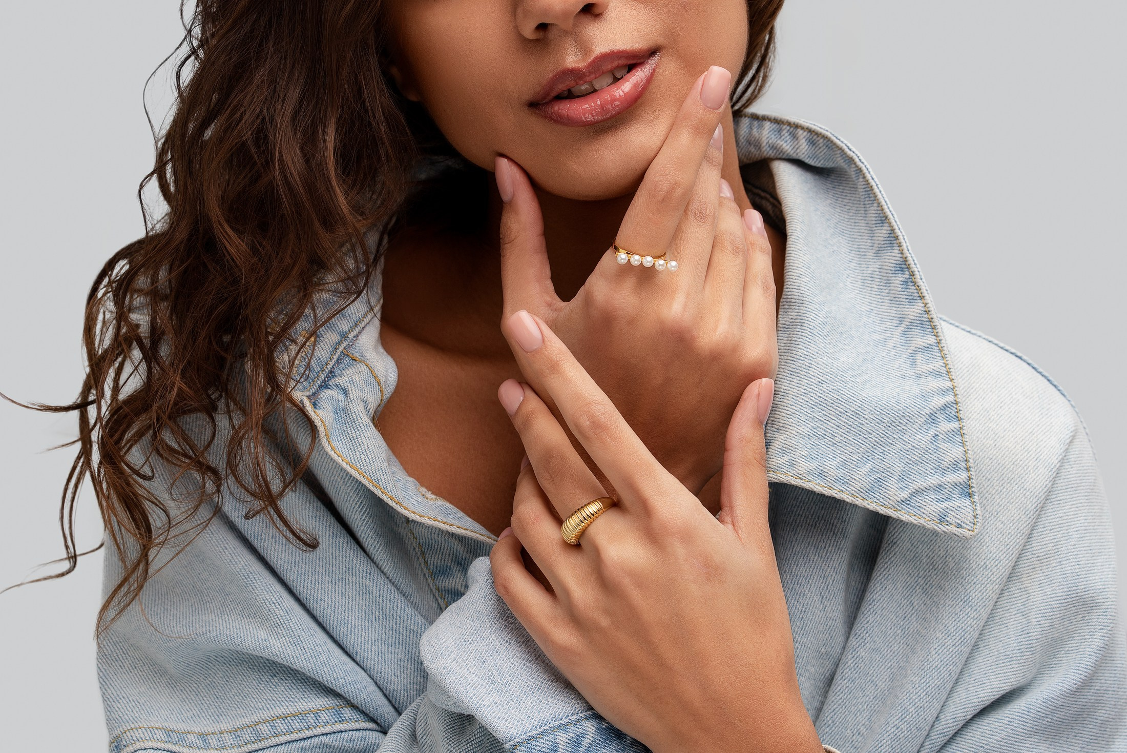 Професійна зйомка ювелірних прикрас – каблучка зі срібла з фіанітами, предметна фотографія для каталогу, Чернівці, Ювелірна фотозйомка сережок із золота з блиском – студійна предметна фотографія, Крупний план каблучки з камінням – макрозйомка для каталогу прикрас, Рекламна зйомка ювелірних виробів у студії – світлотіньовий акцент на формі, Професійне фото браслета на чорному фоні – для e-commerce та брендового сайту, Ювелірна прикраса в естетичній подачі – фотографія для Etsy або Instagram