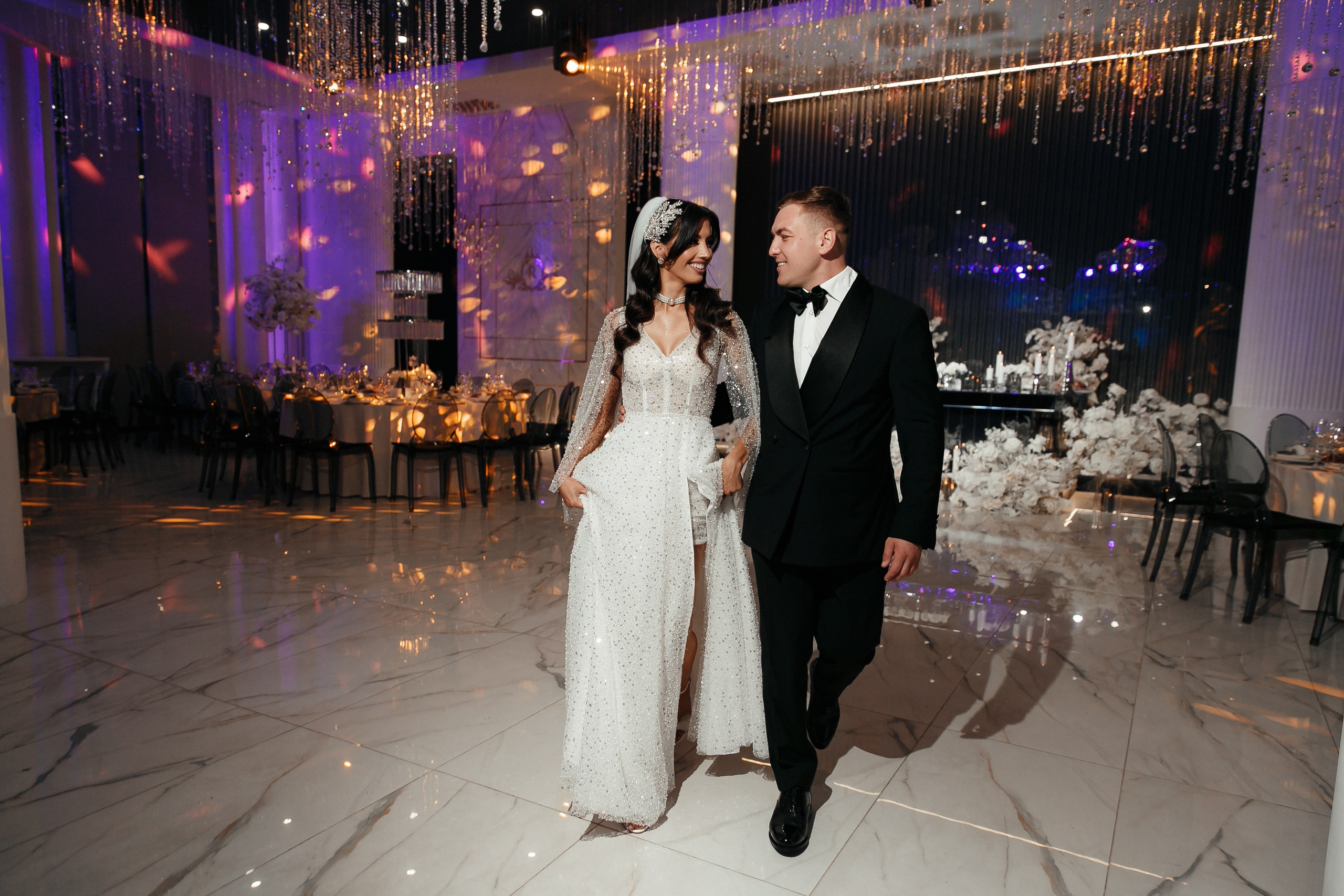 невеста и жених очень любят друг друга 