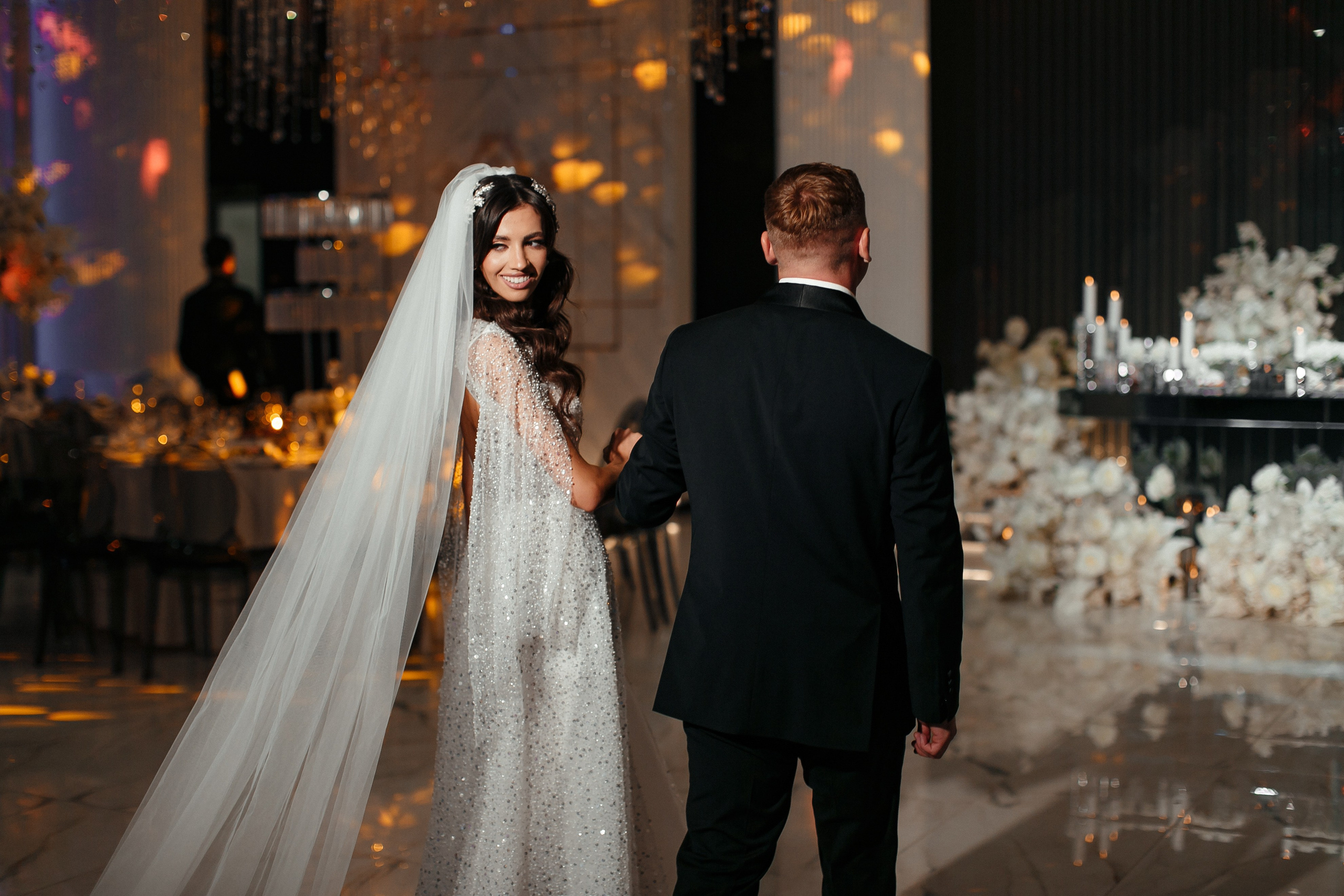 счастливая пара позирует во время съемки в ресторане