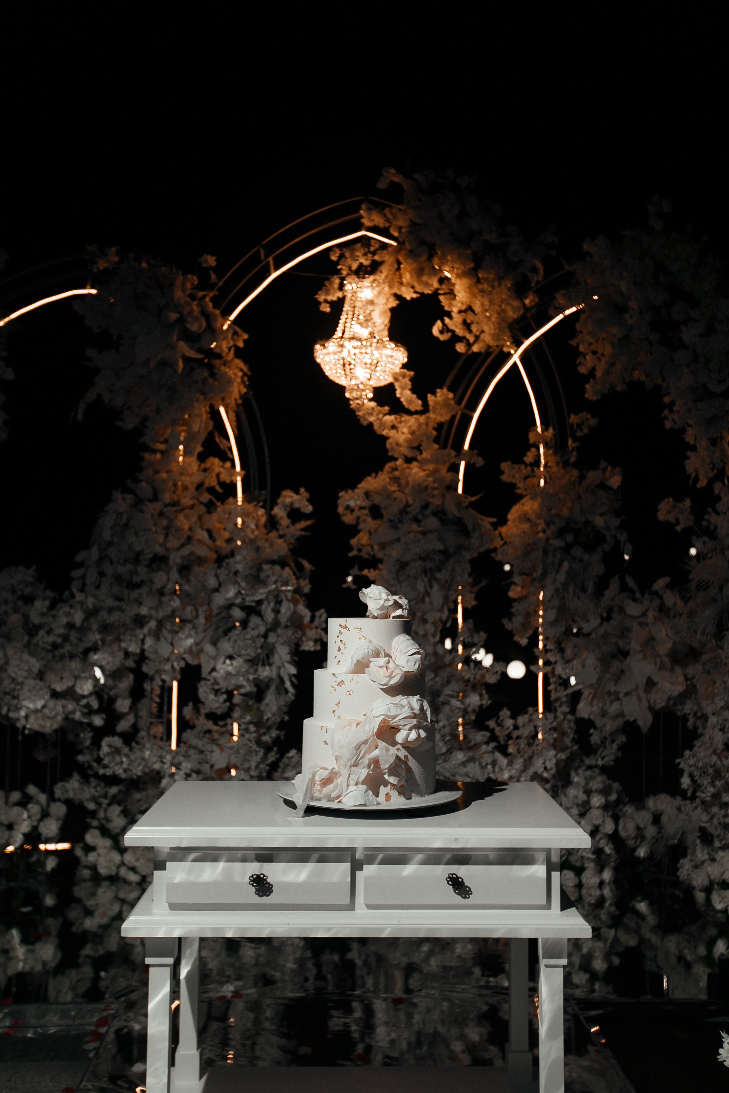 свадебный торт жениха и невесты на банкете