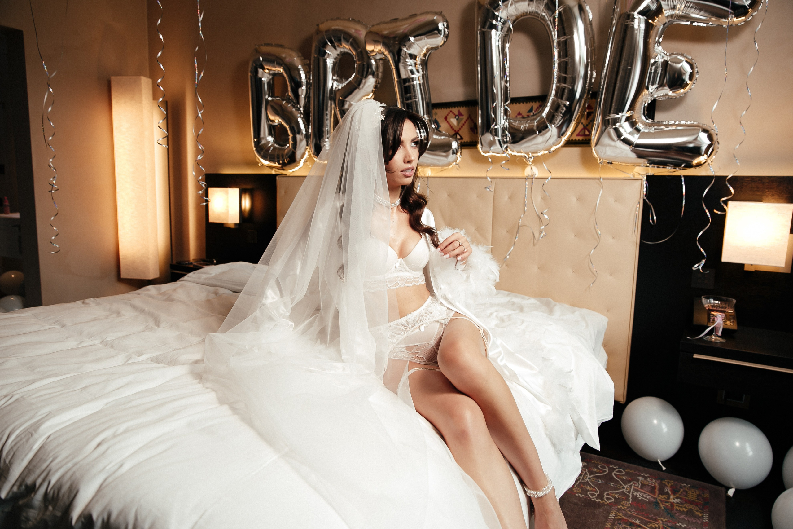 естественный портрет невесты в белье перед церемонией