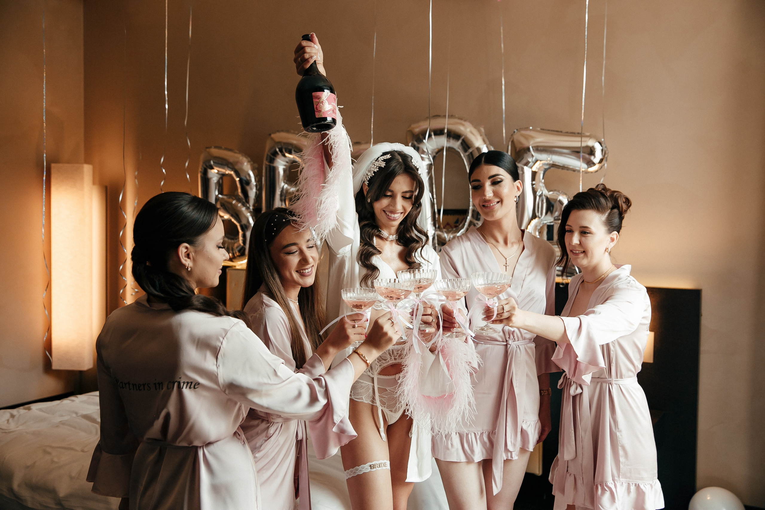 невеста и ее подружки открывают шампанское в отеле кишинева