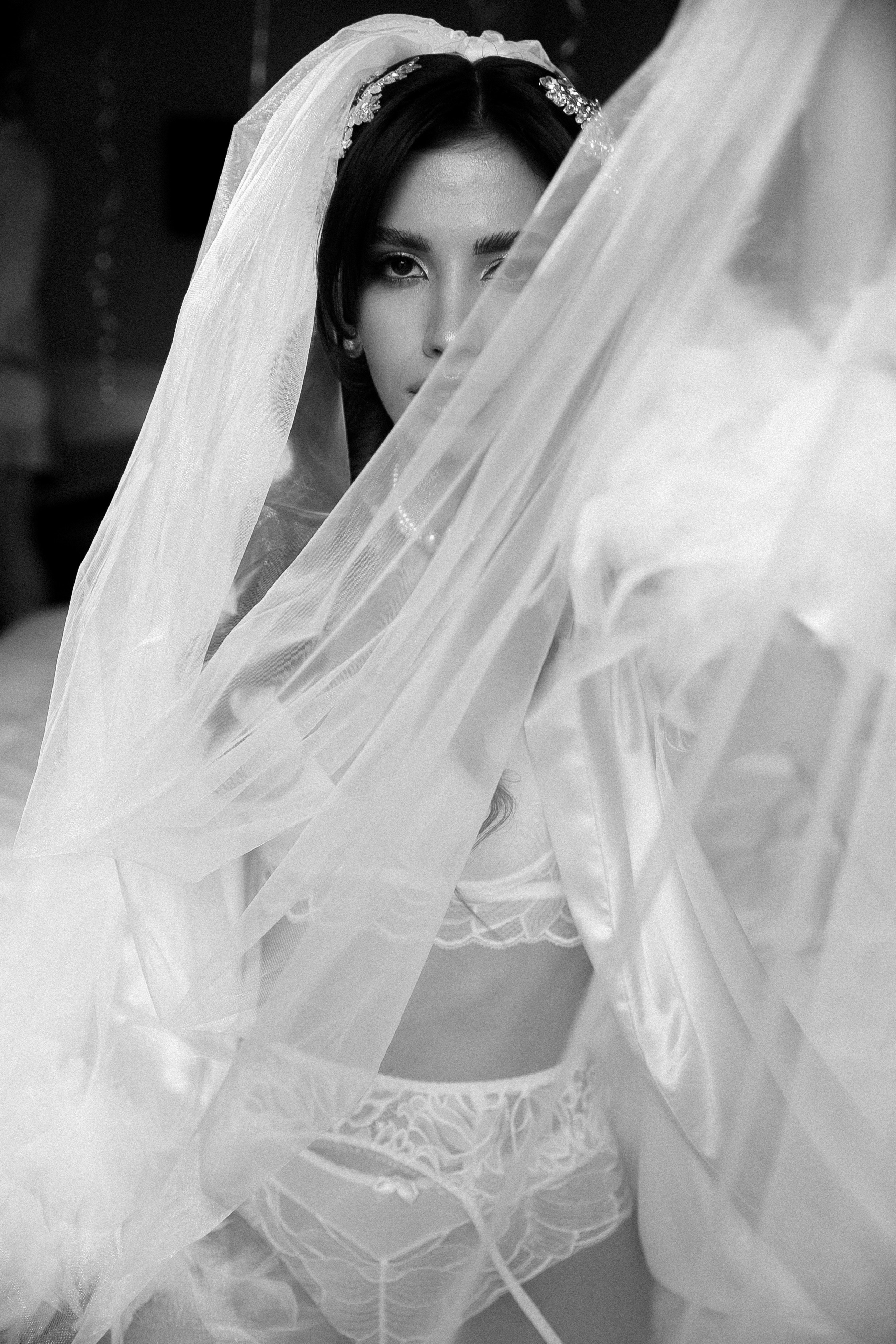 черно белый портрет сексуальной невесты