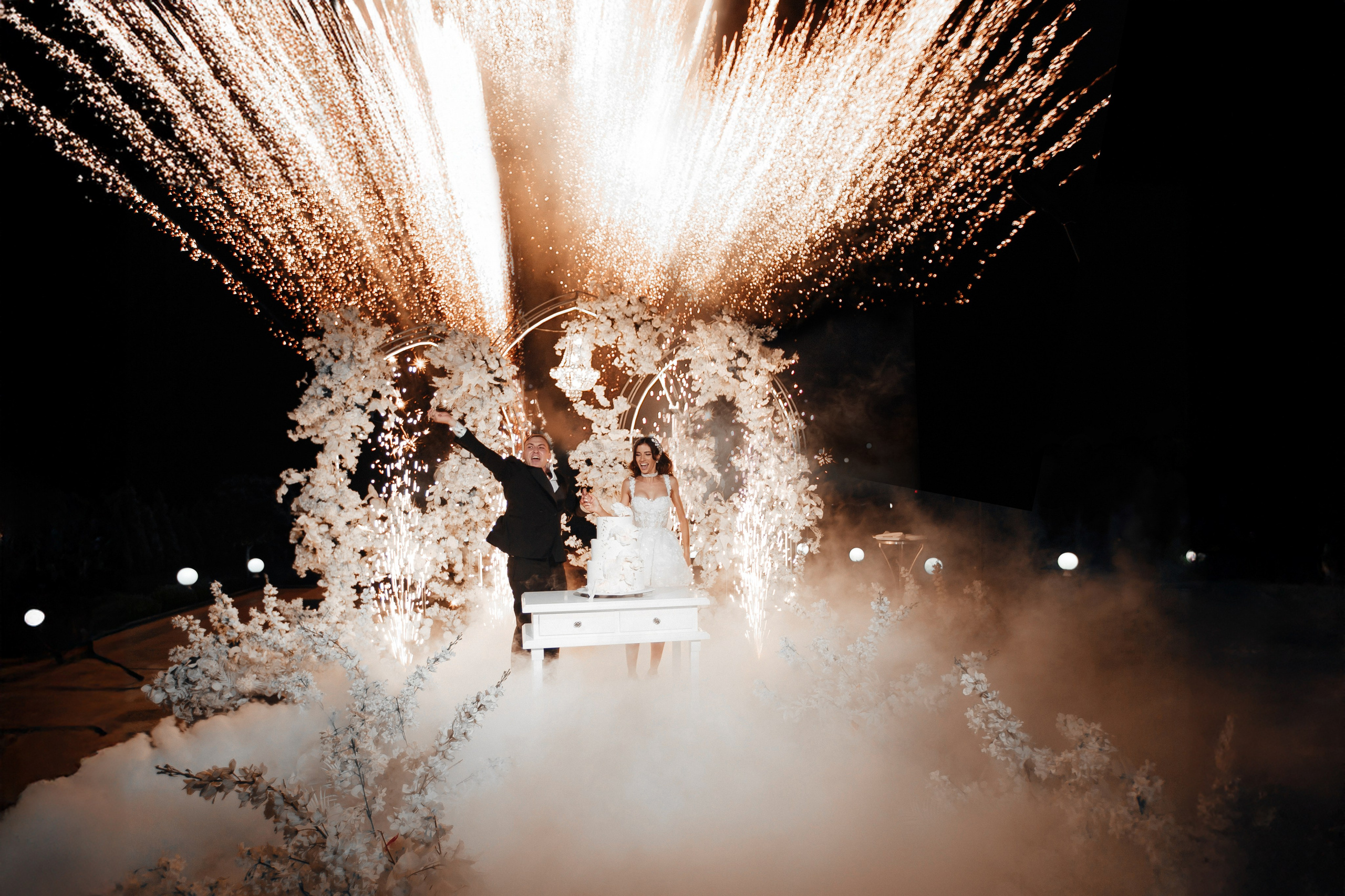 свадебный торт с декором от Cristal Decor