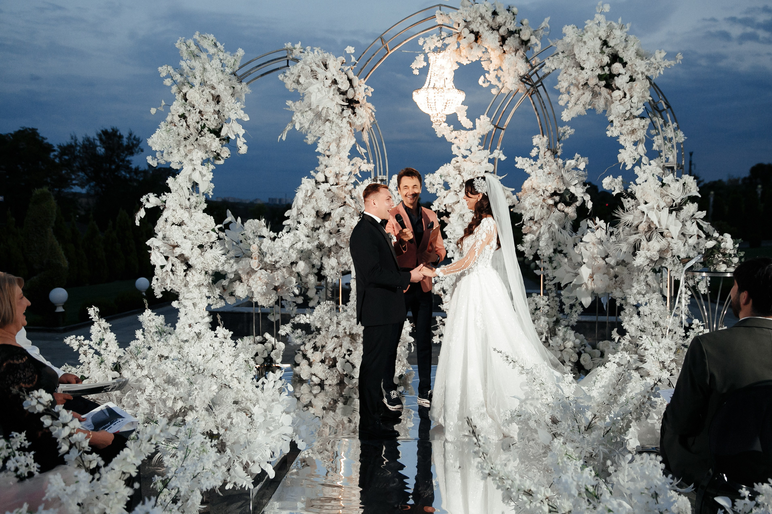 свадебная арка украшена цветами от Cristal Decor