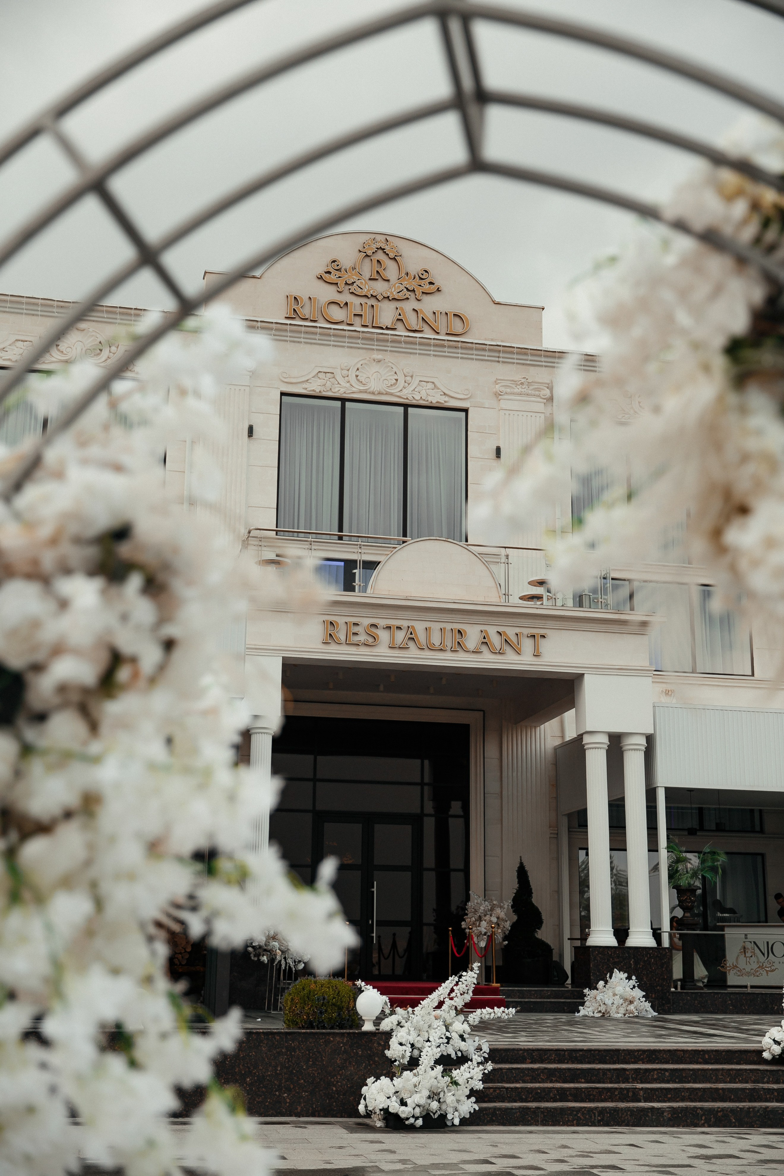 Свадебная фотосессия Vasilie & Carolina в ресторане Richland — eS Photography. Fotograf nuntă & botez în Chișinău — eS Photography