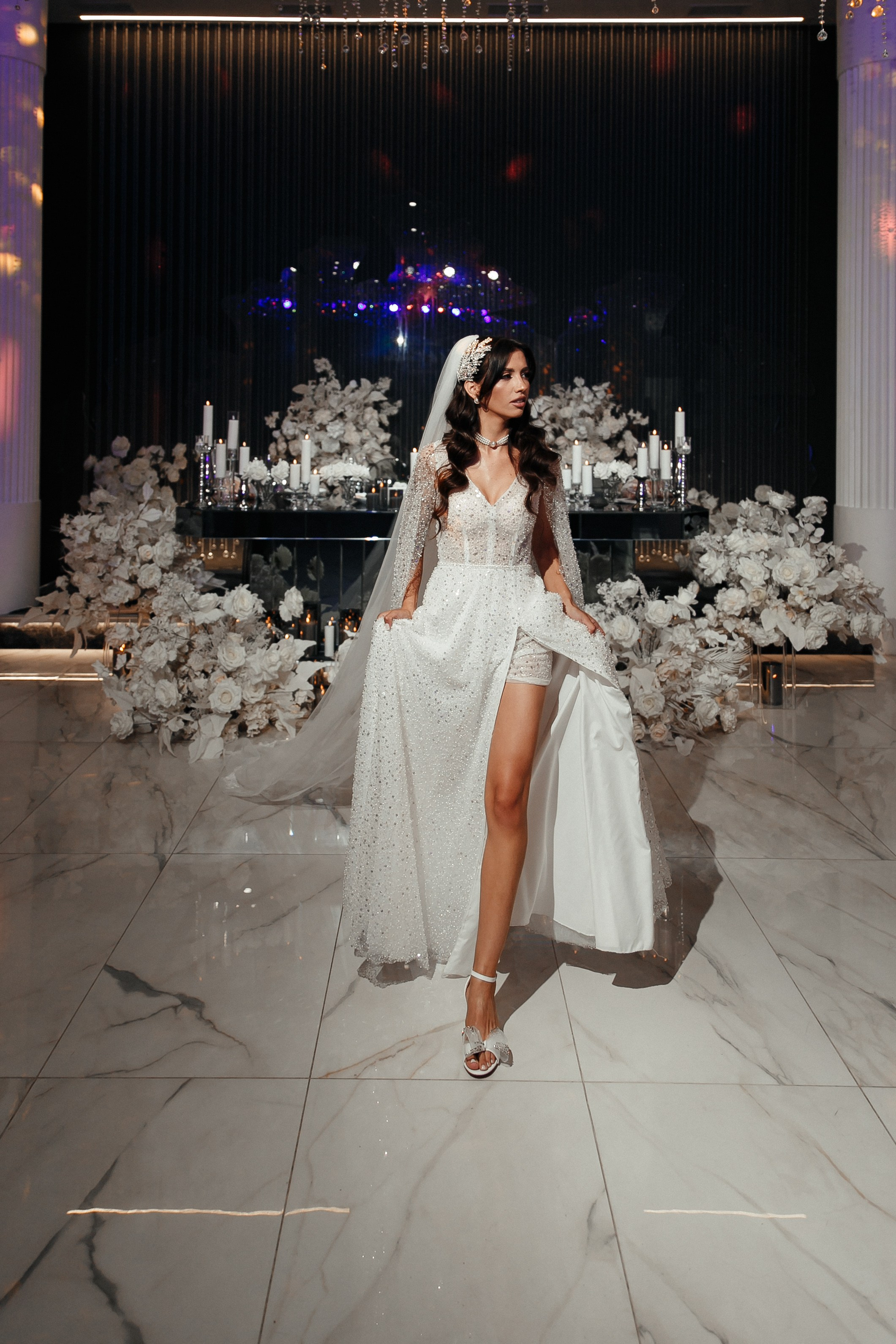 невеста в красивом откровенном платье 