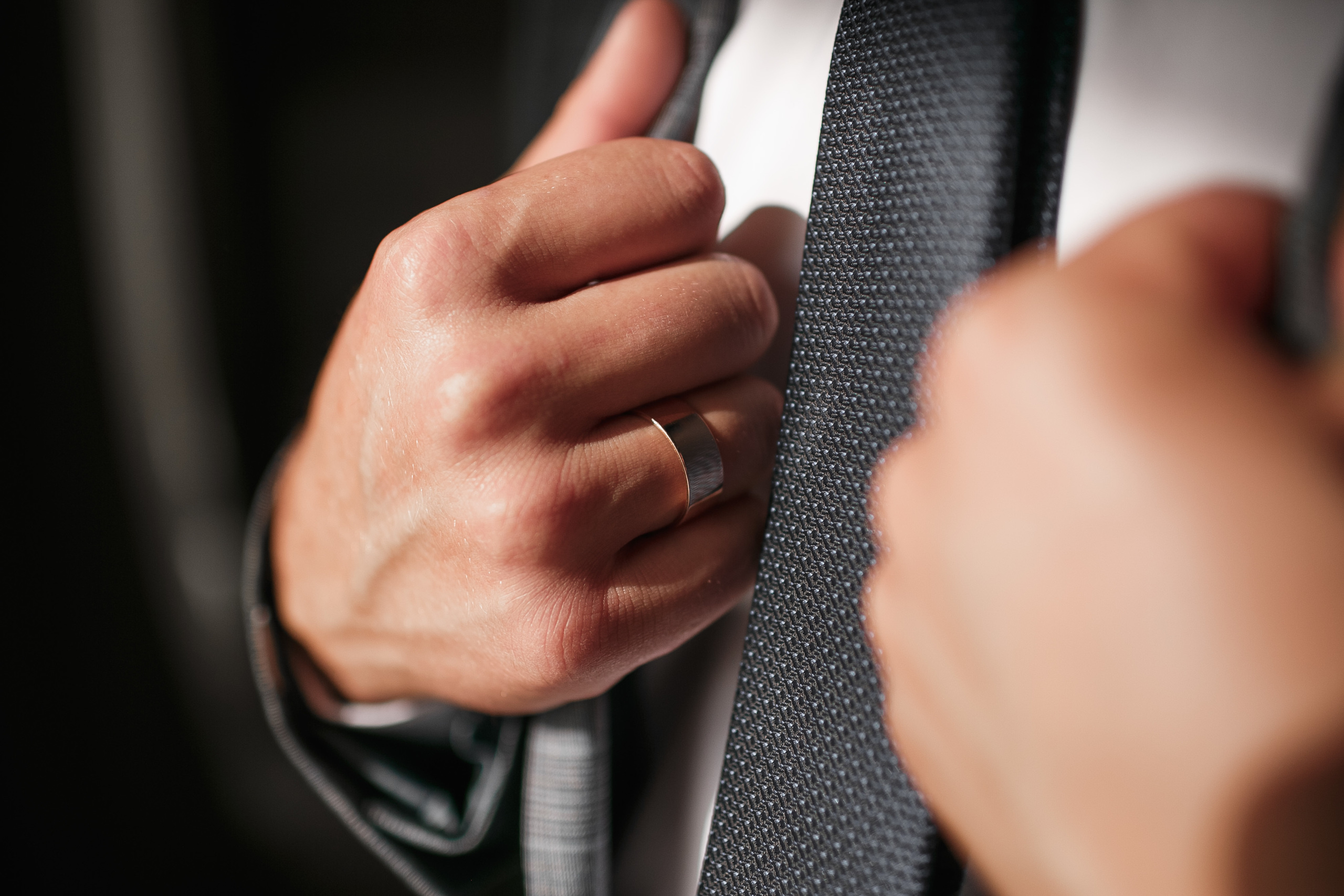 Жених поправляет пиджак 