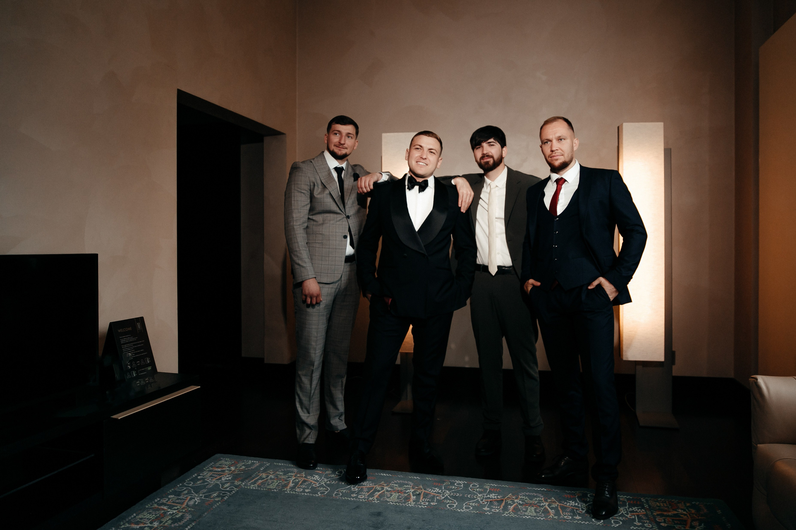 друзья жениха в номере отеля в костюмах