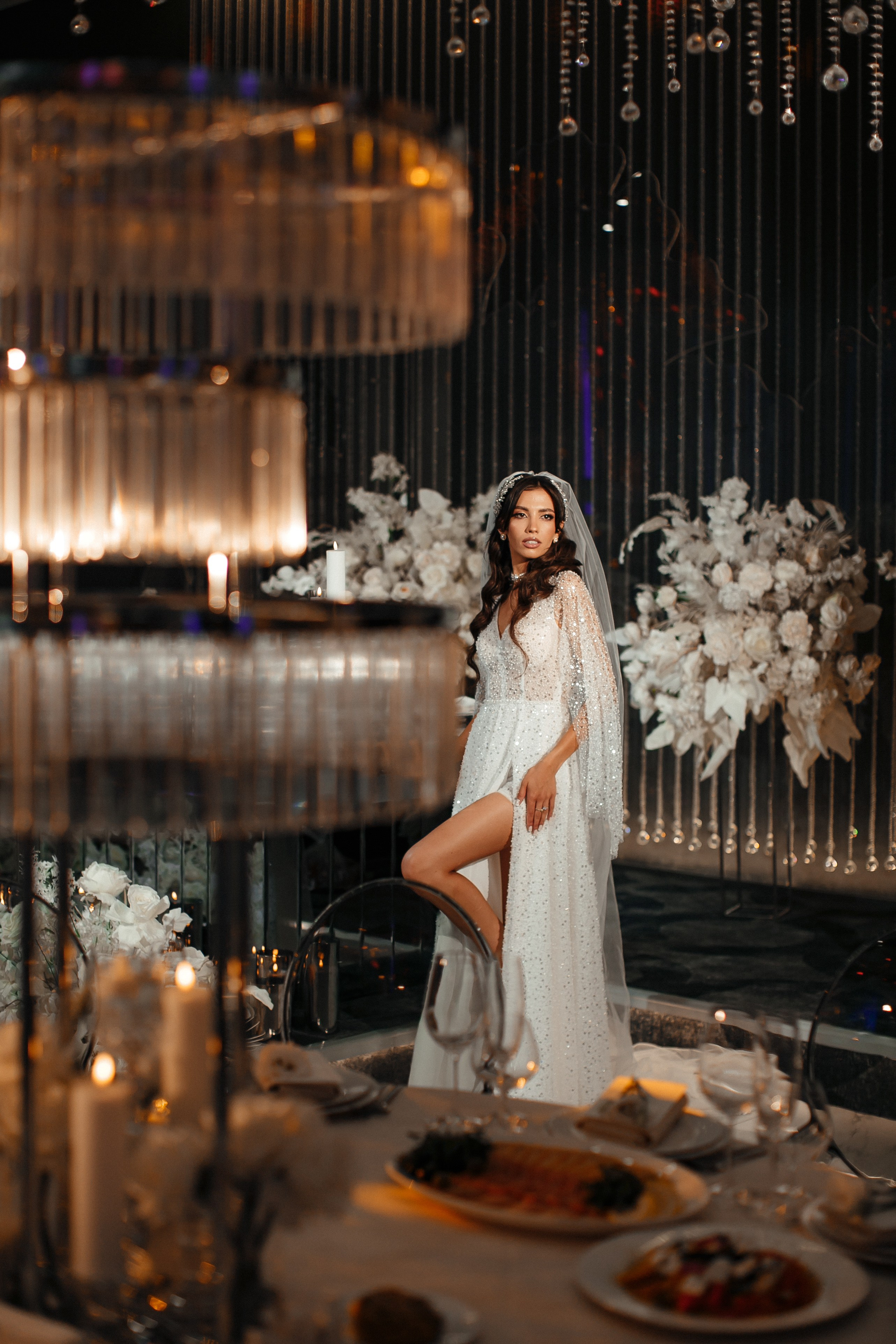 свадебный декор зала во время фотосессии в ресторане