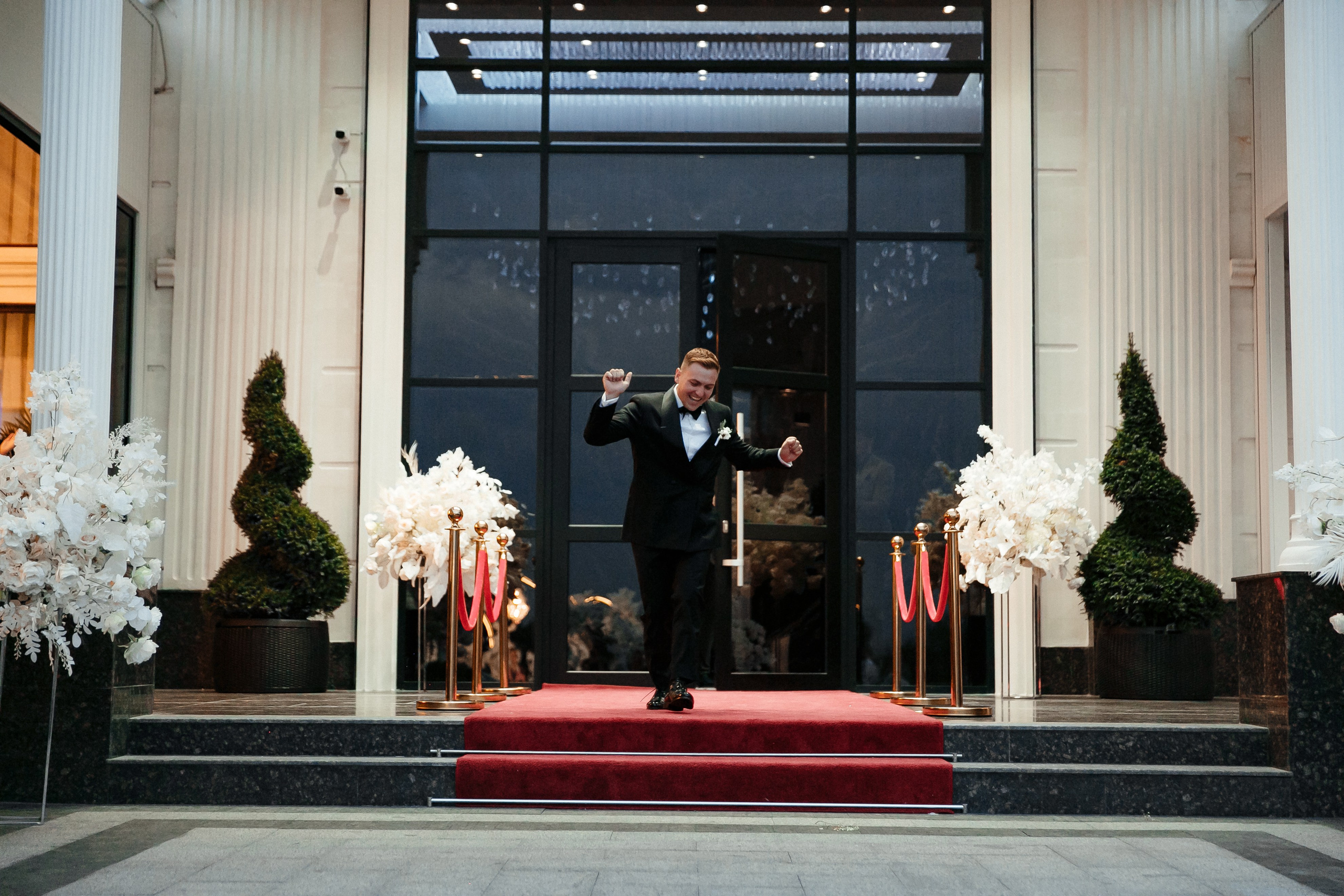 жених выходит на церемонию перед встречей невесты