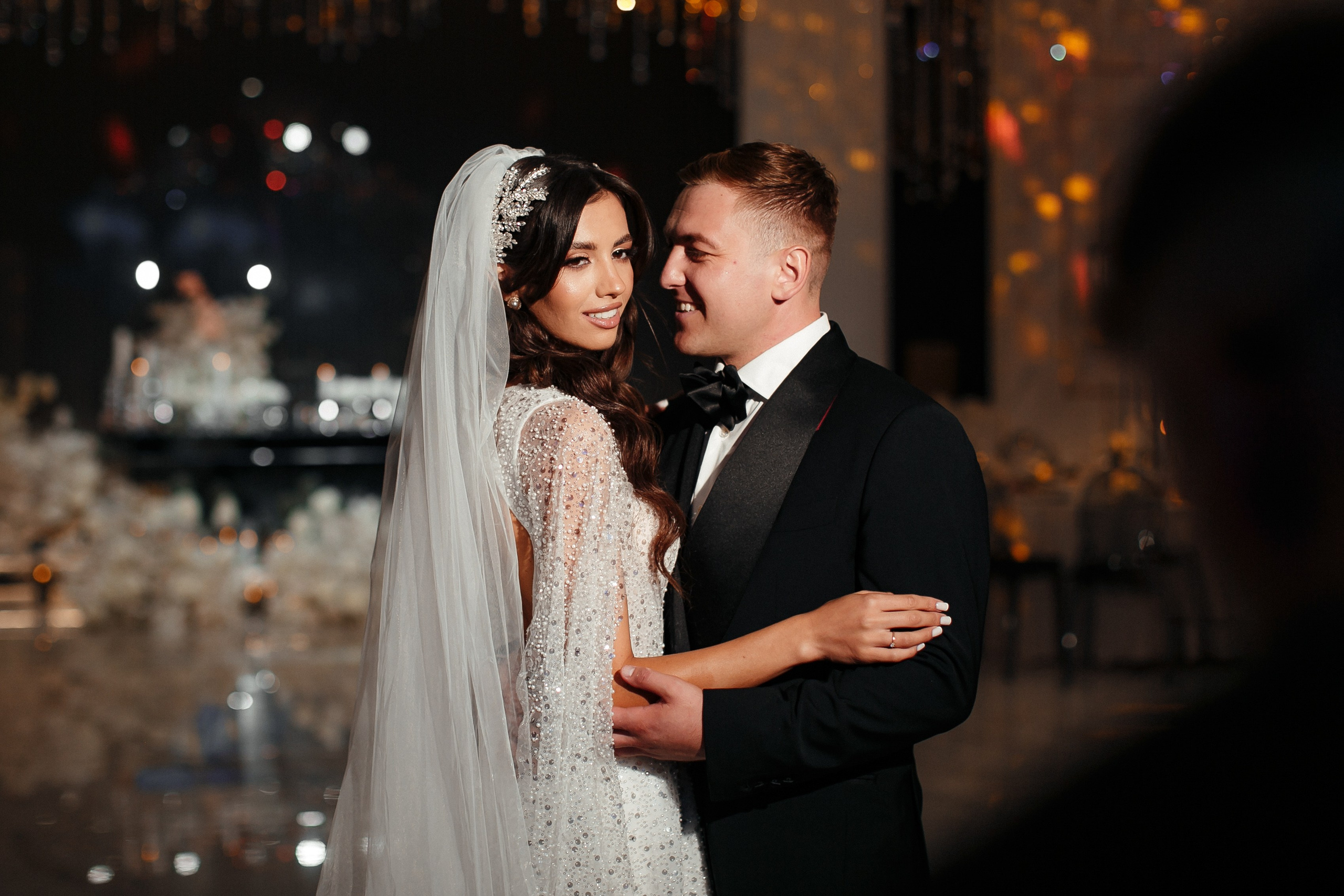 романтическая фотосессия молодоженов в интерьере ресторана