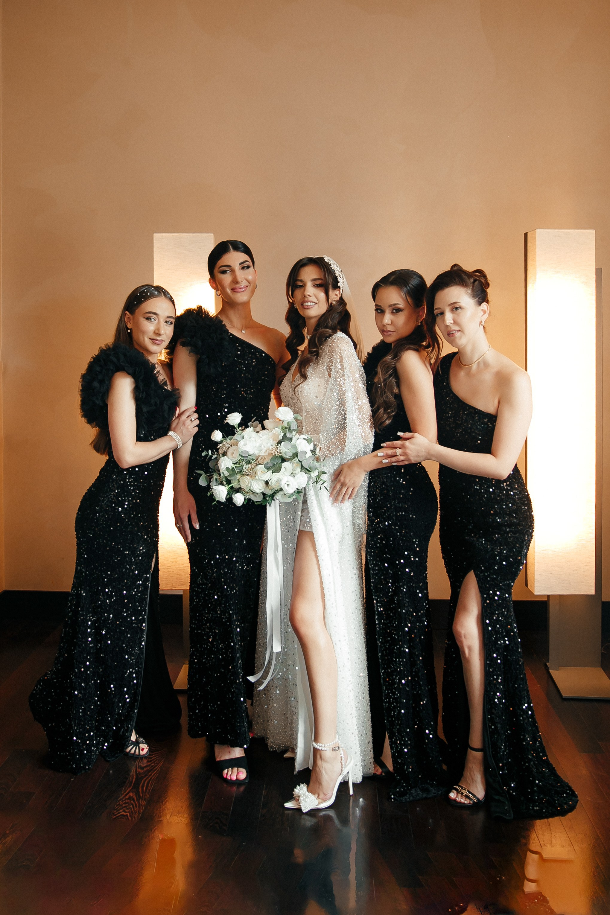 подружки невесты в черном а невеста в белом платье