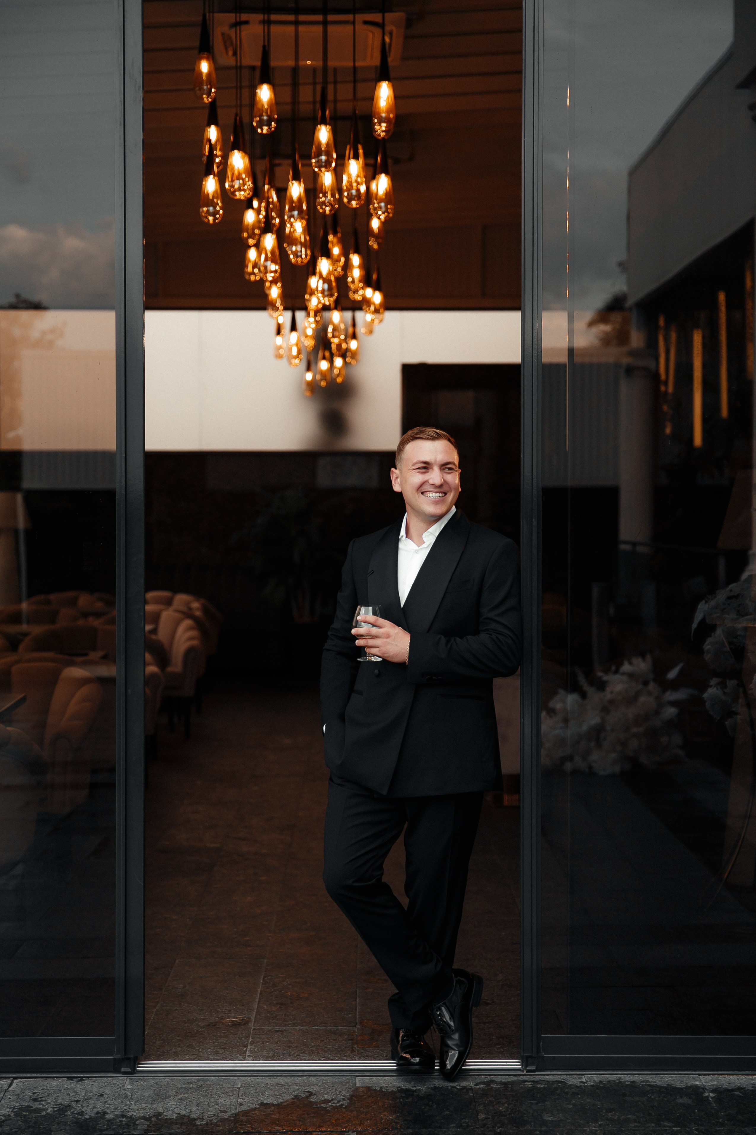 счастливый жених смотрит в сторону и ждет невесту