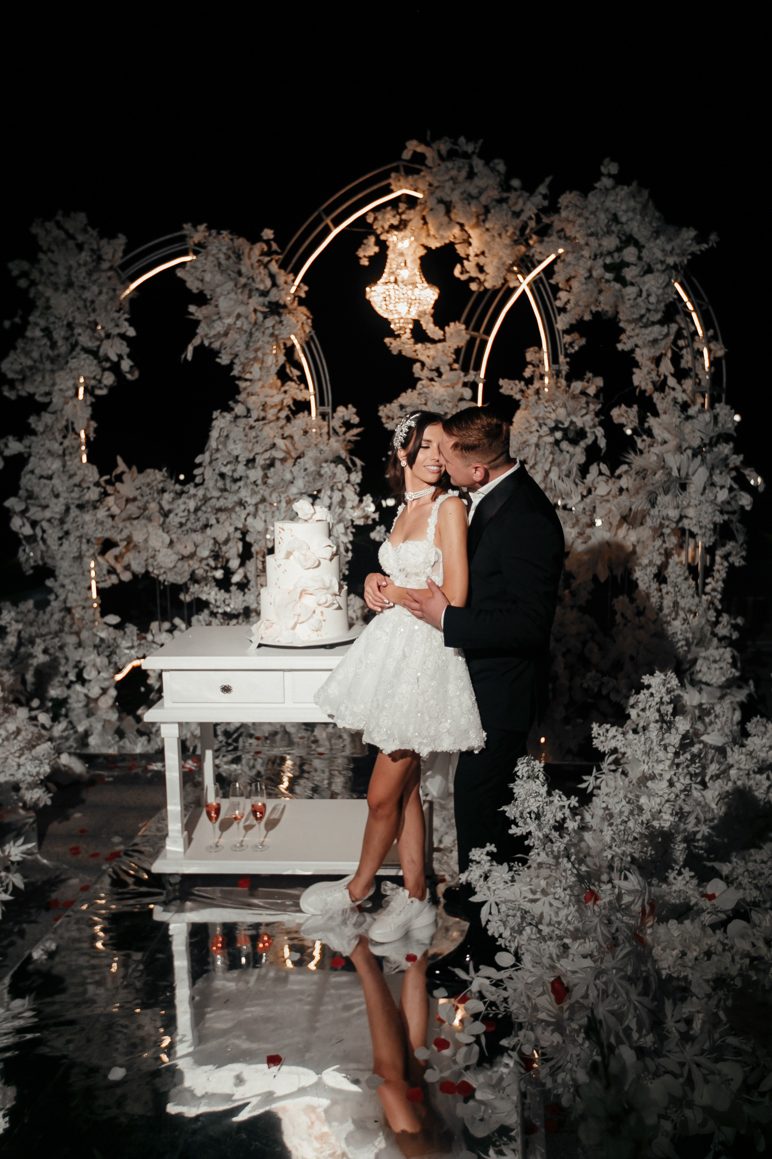 жених и невеста на фото свадебного торта