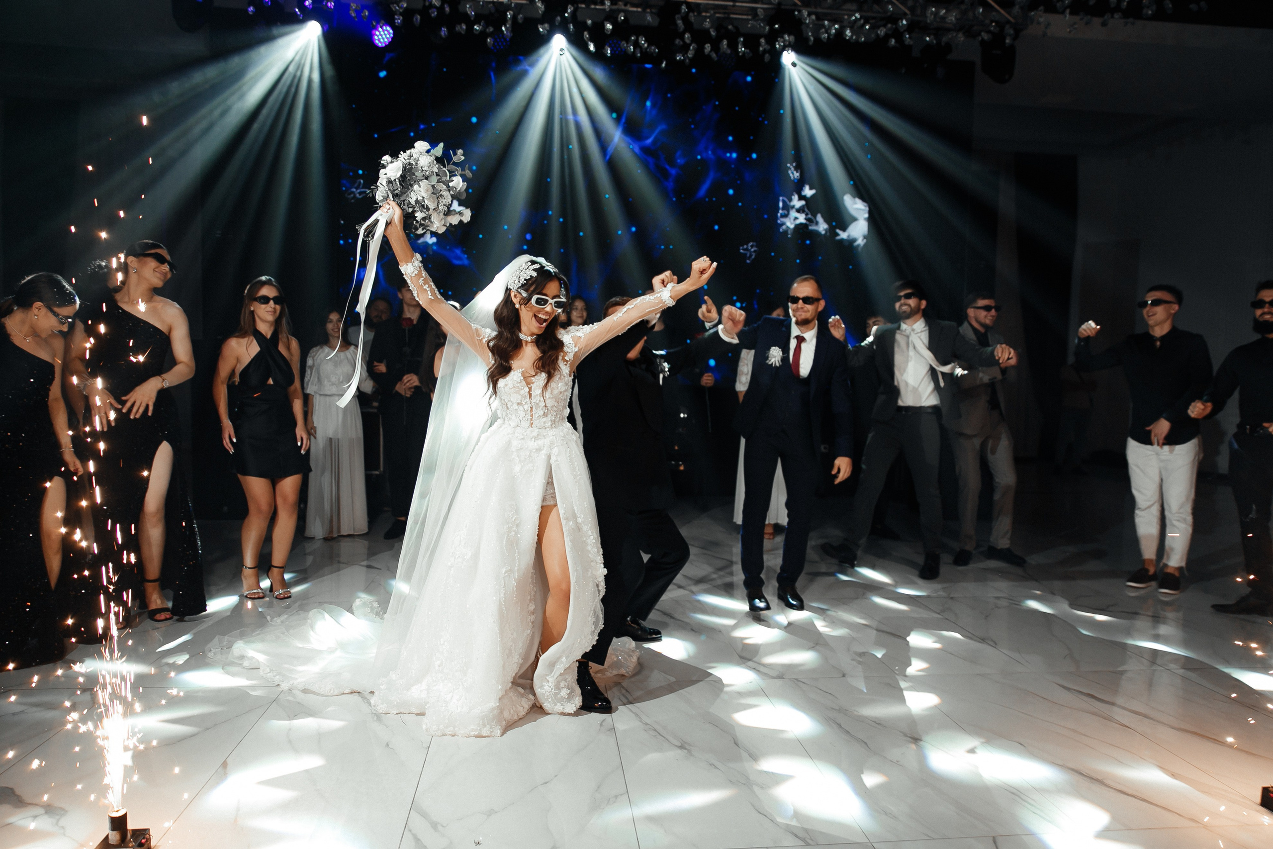 свадебный зал с танцующими гостями вечером