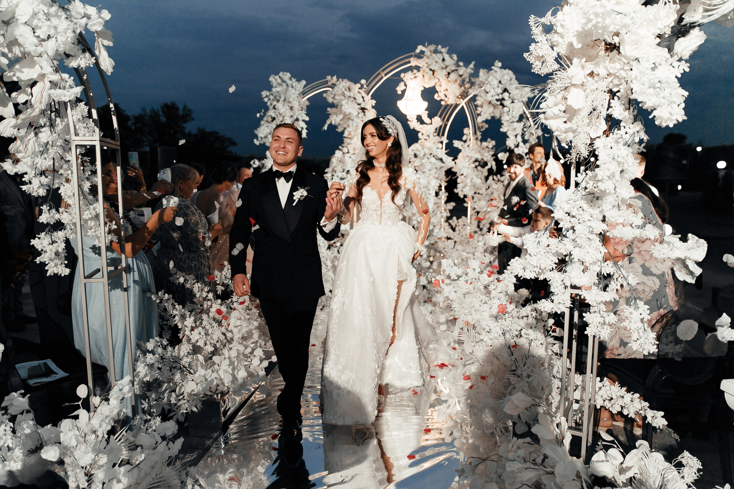 романтический момент у свадебной арки на свадьбе