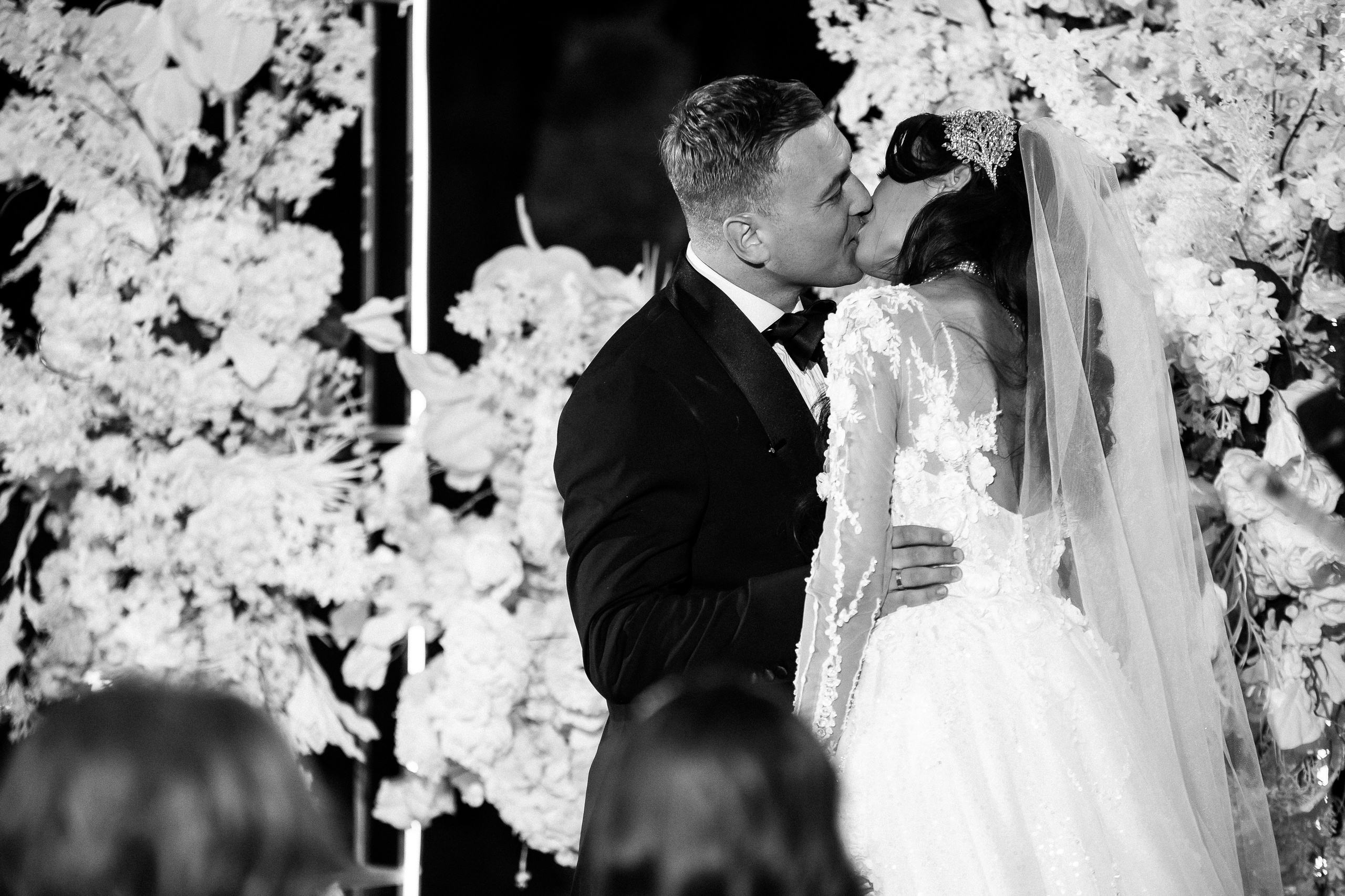 романтический поцелуй пары у свадебной арки