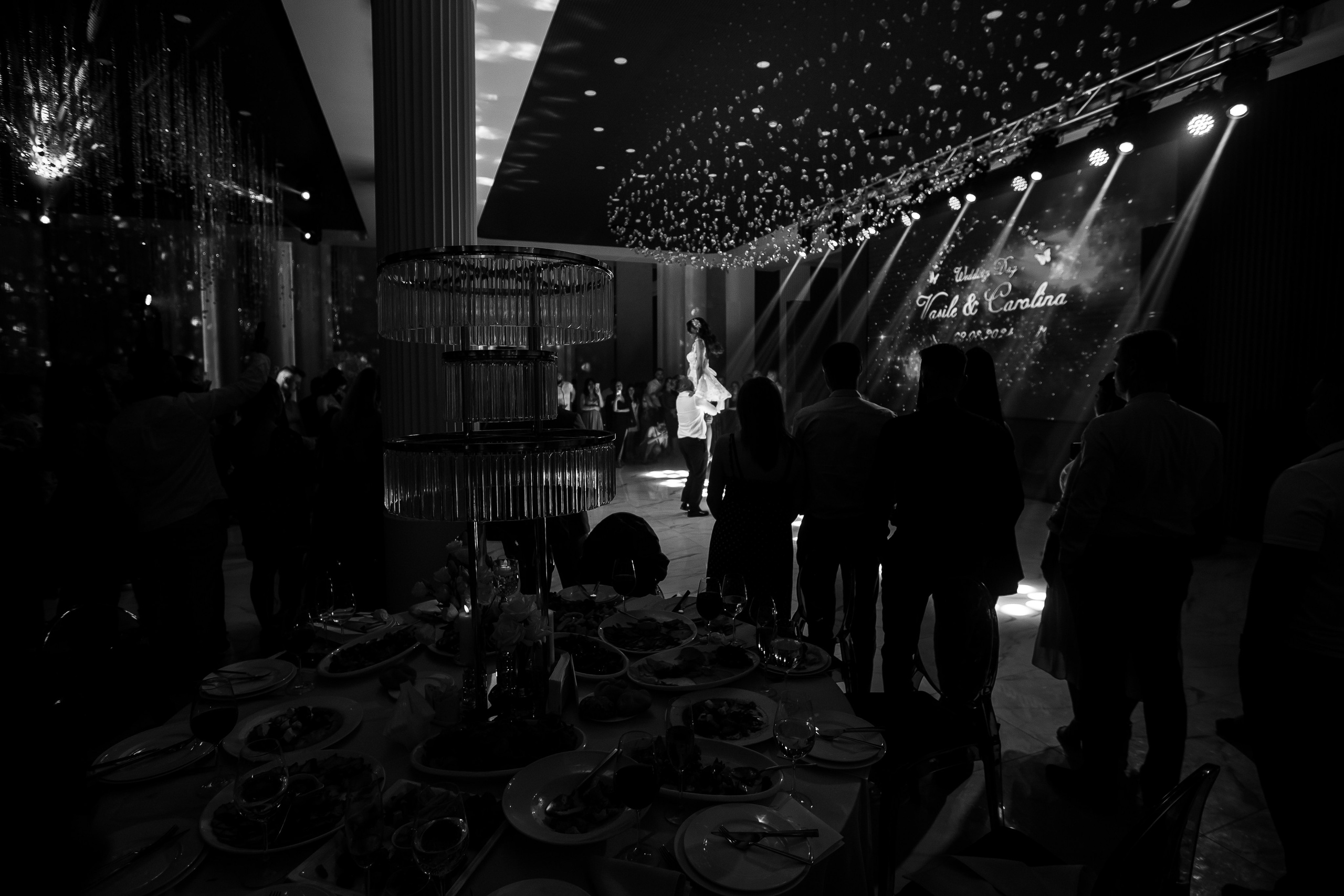 романтический первый танец жениха и невесты на свадьбе