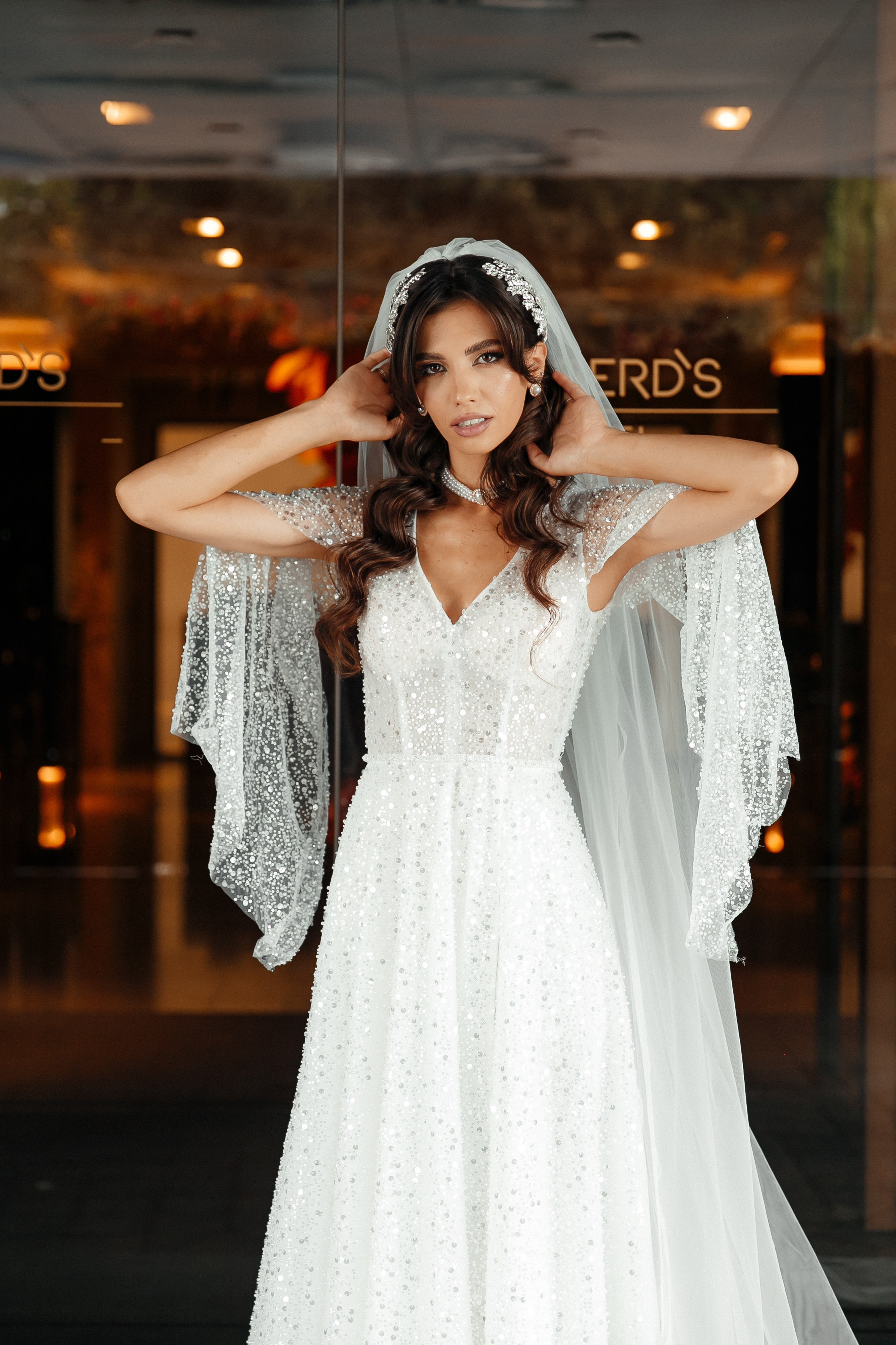 портрет невесты в BERD’S Hotel у входа