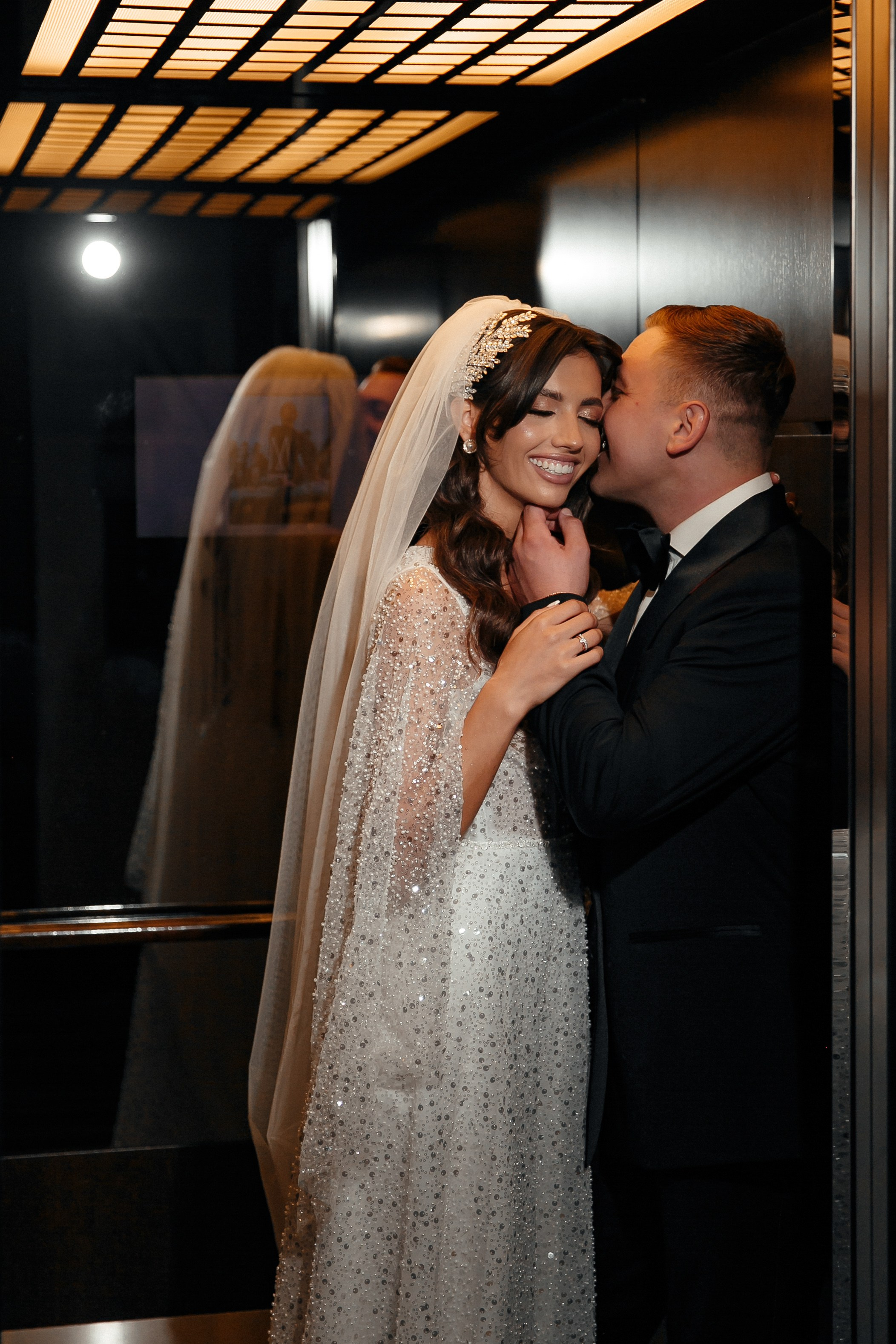 романтическая фотосессия молодоженов в лифте отеля