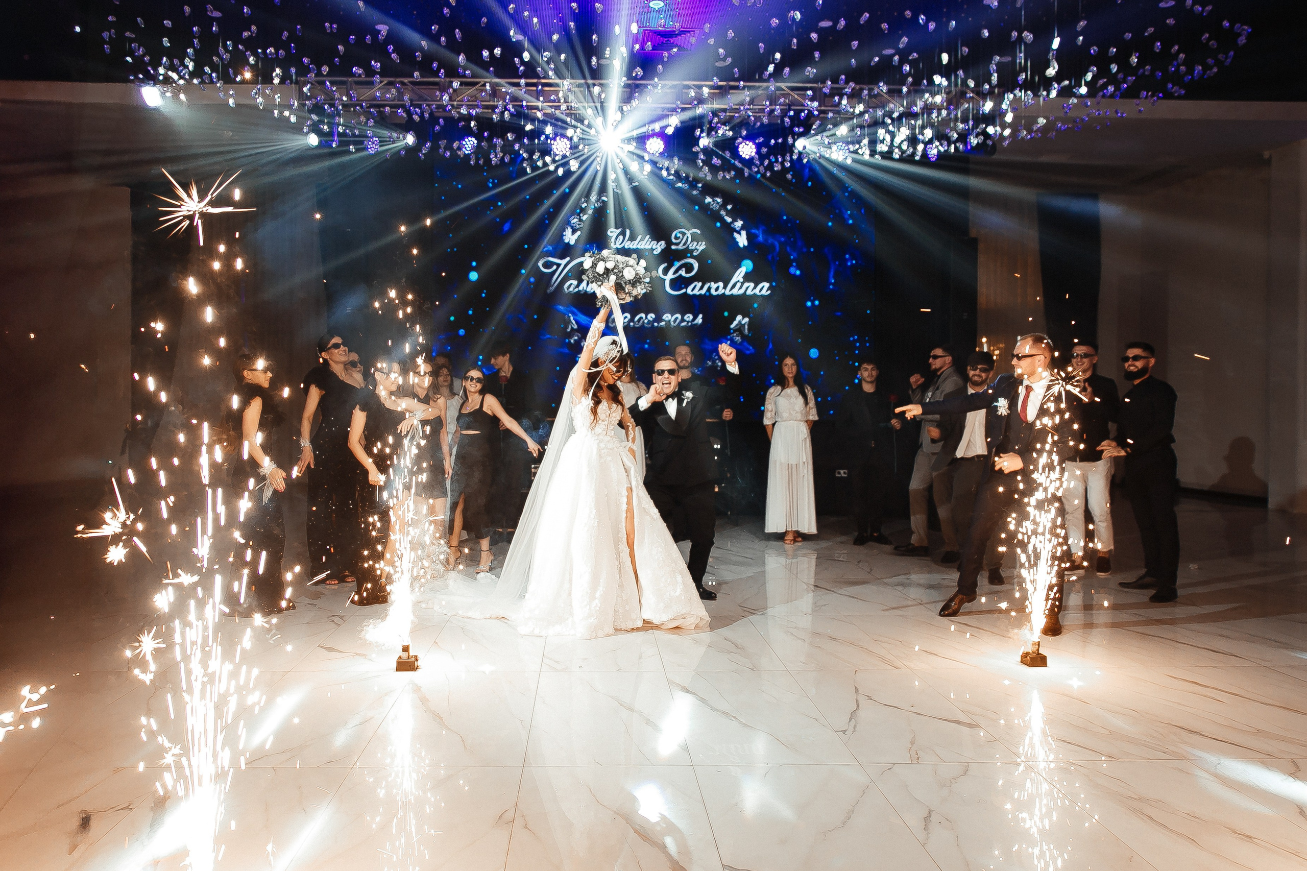 веселый выход жениха и невесты в свадебный зал