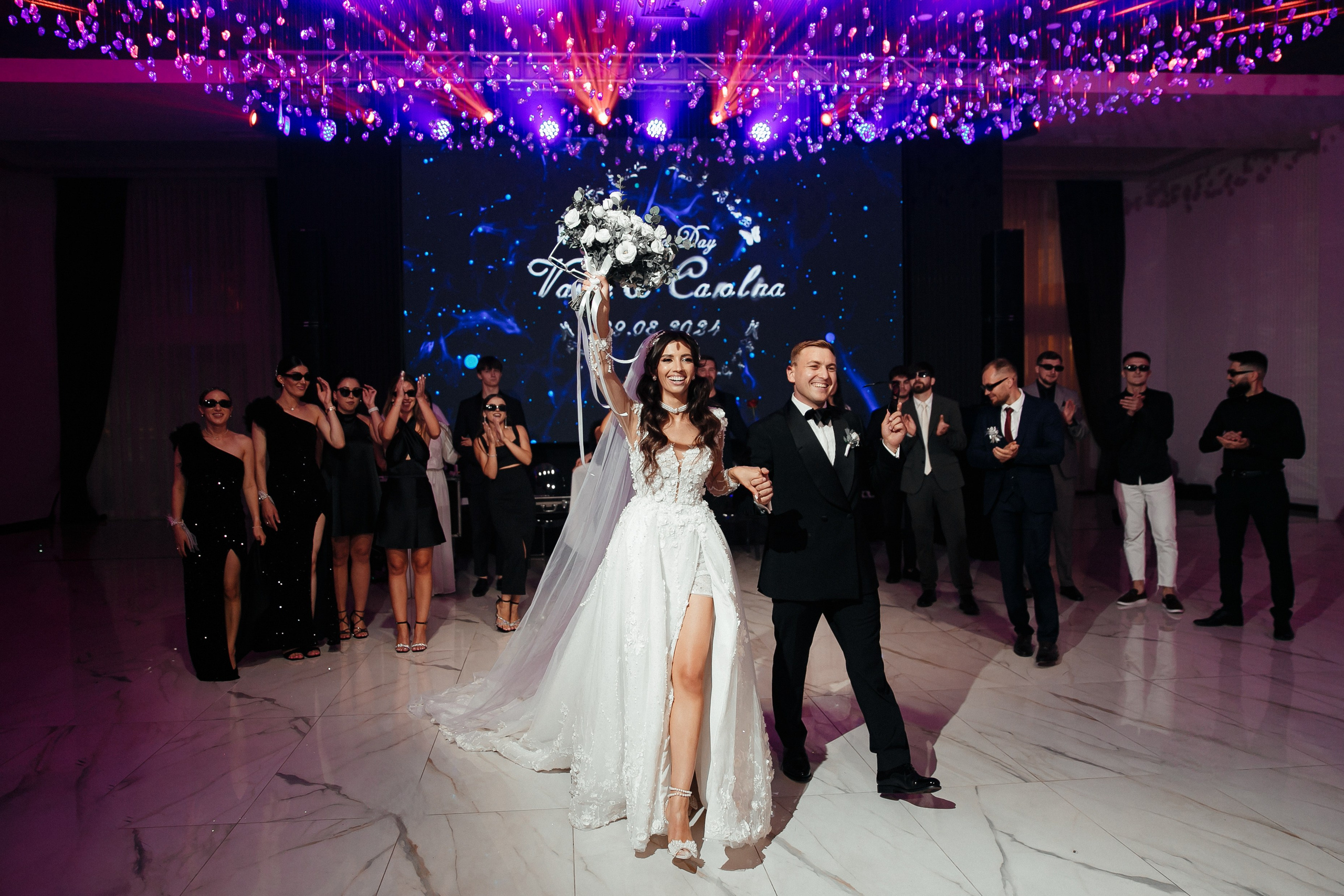 молодожены входят в зал под аплодисменты гостей