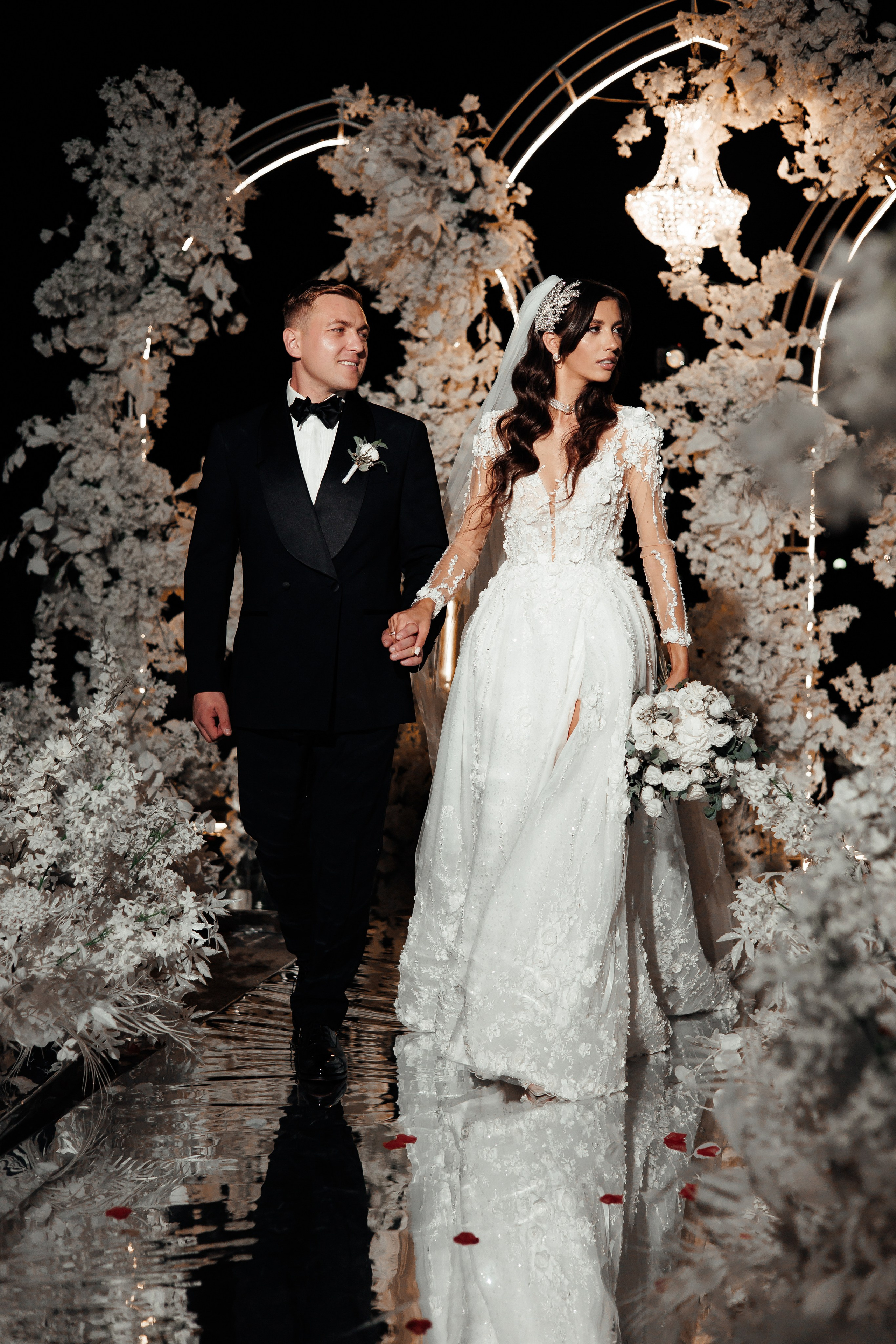 жених и невеста у свадебной арки в Кишиневе