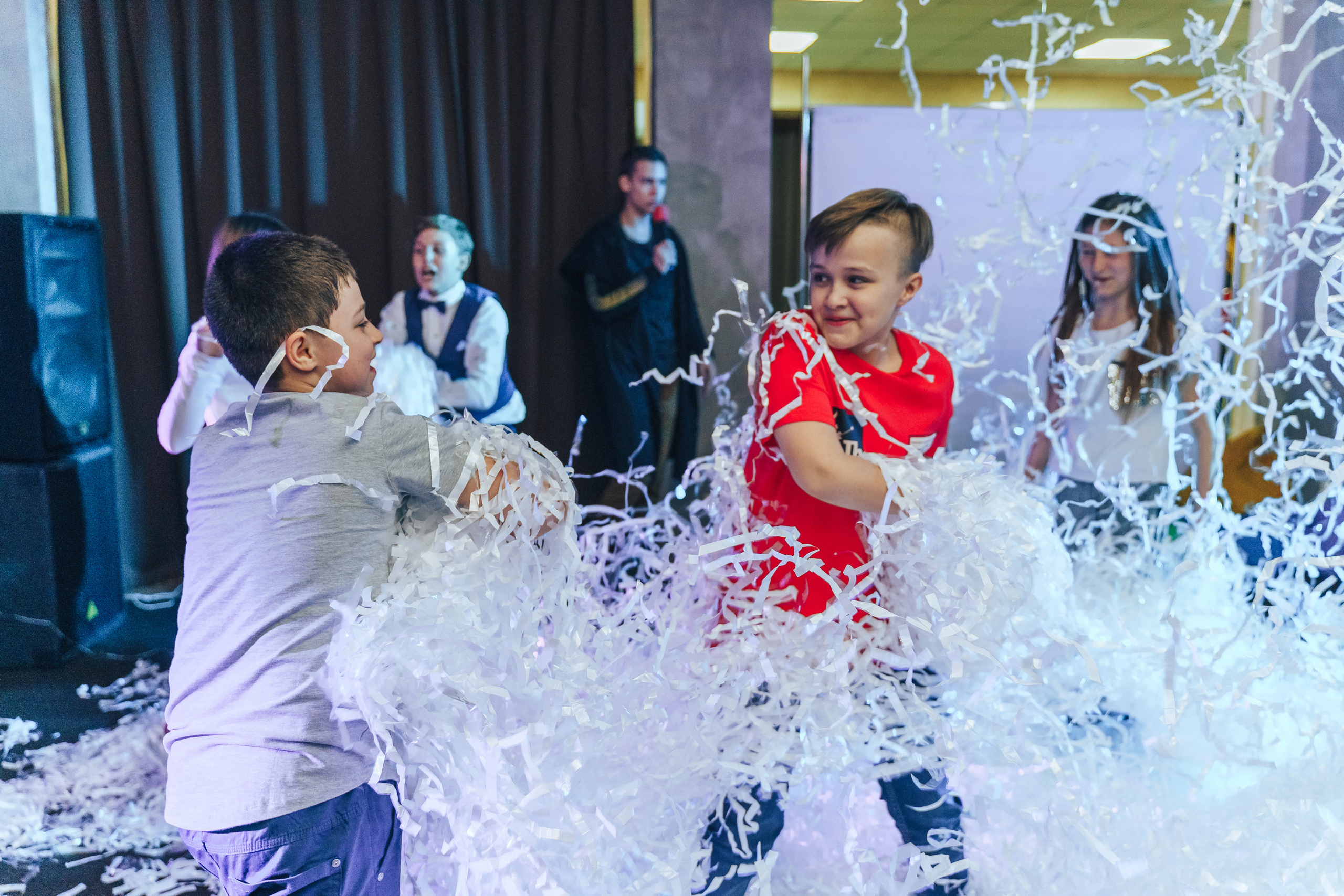Teenage birthday party in the entertainment center. Photographer in London Daria Agafonova