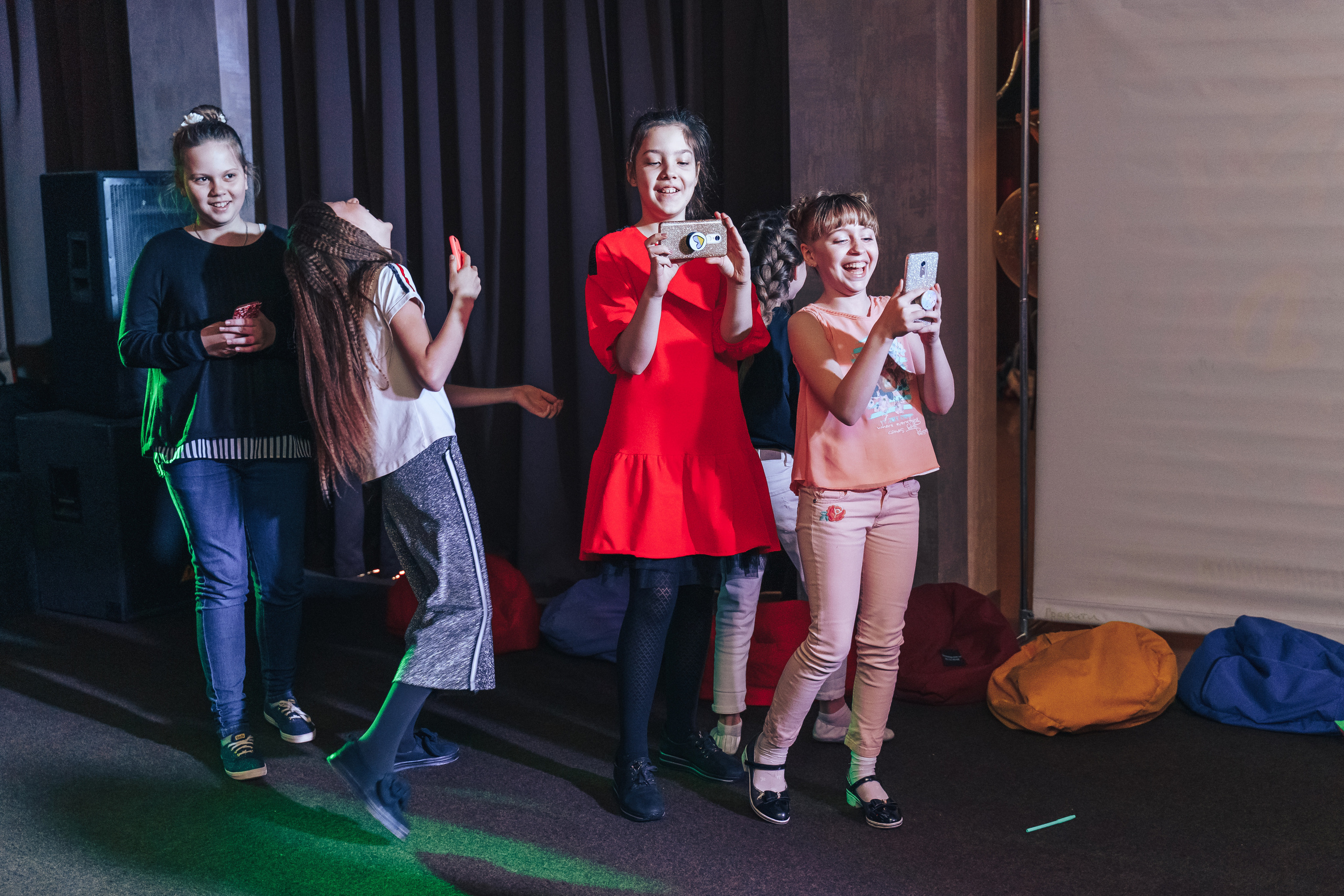 Teenage birthday party in the entertainment center. Photographer in London Daria Agafonova