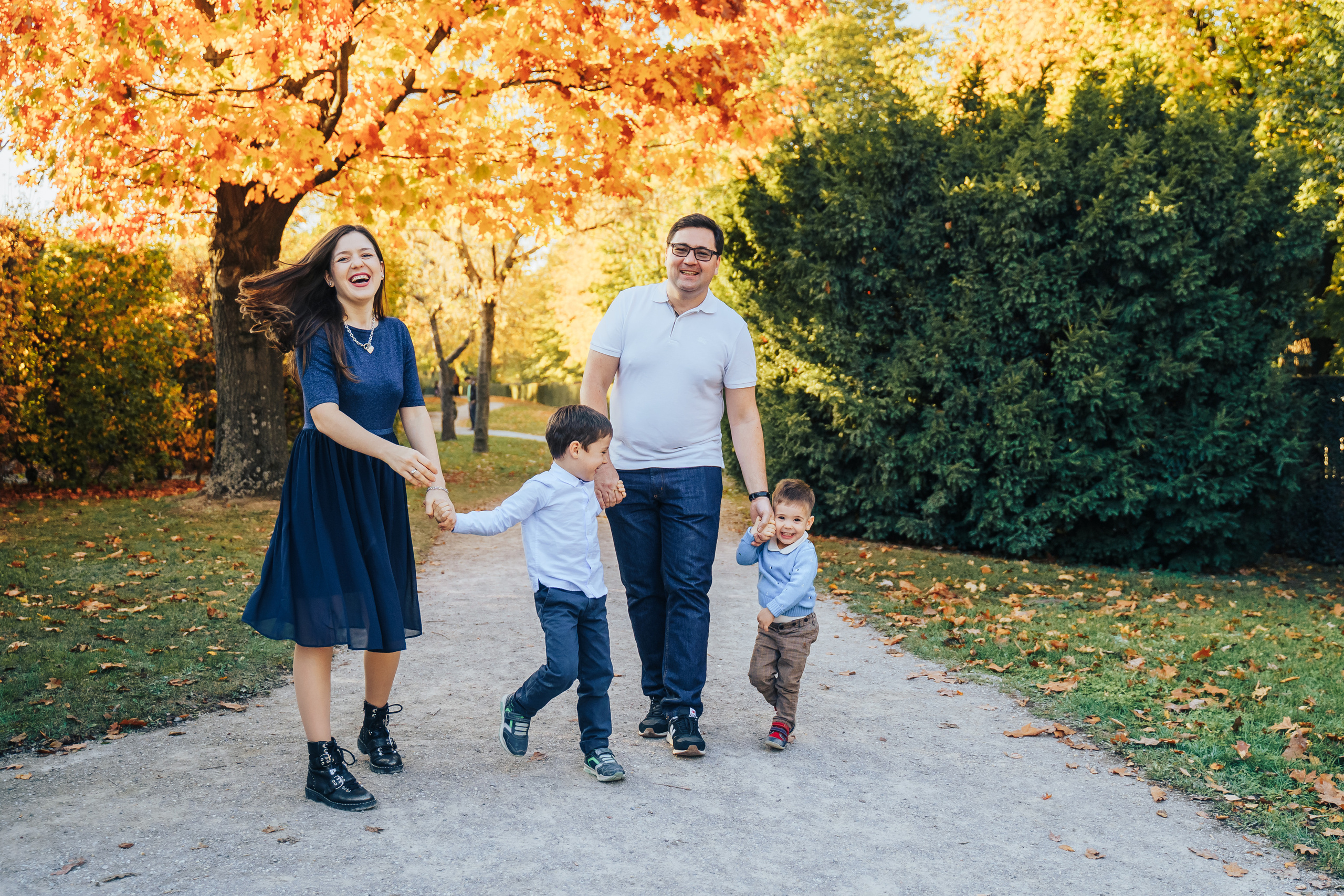 Family walking. Photographer in London Daria Agafonova