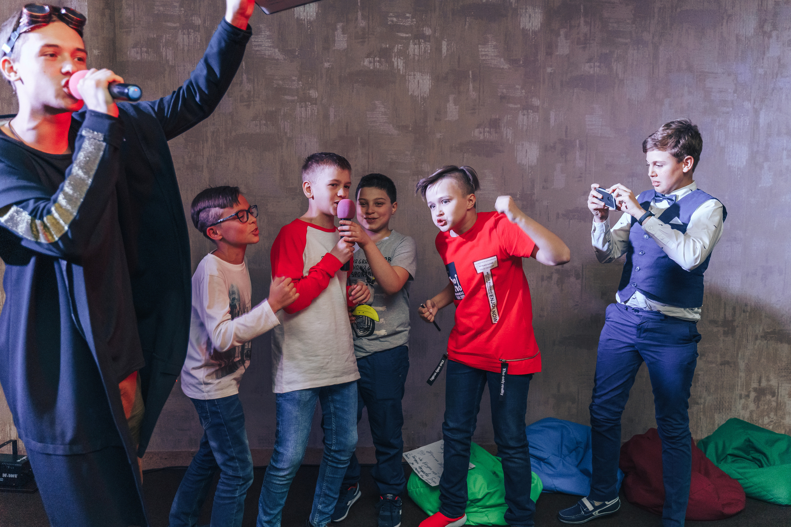 Teenage birthday party in the entertainment center. Photographer in London Daria Agafonova