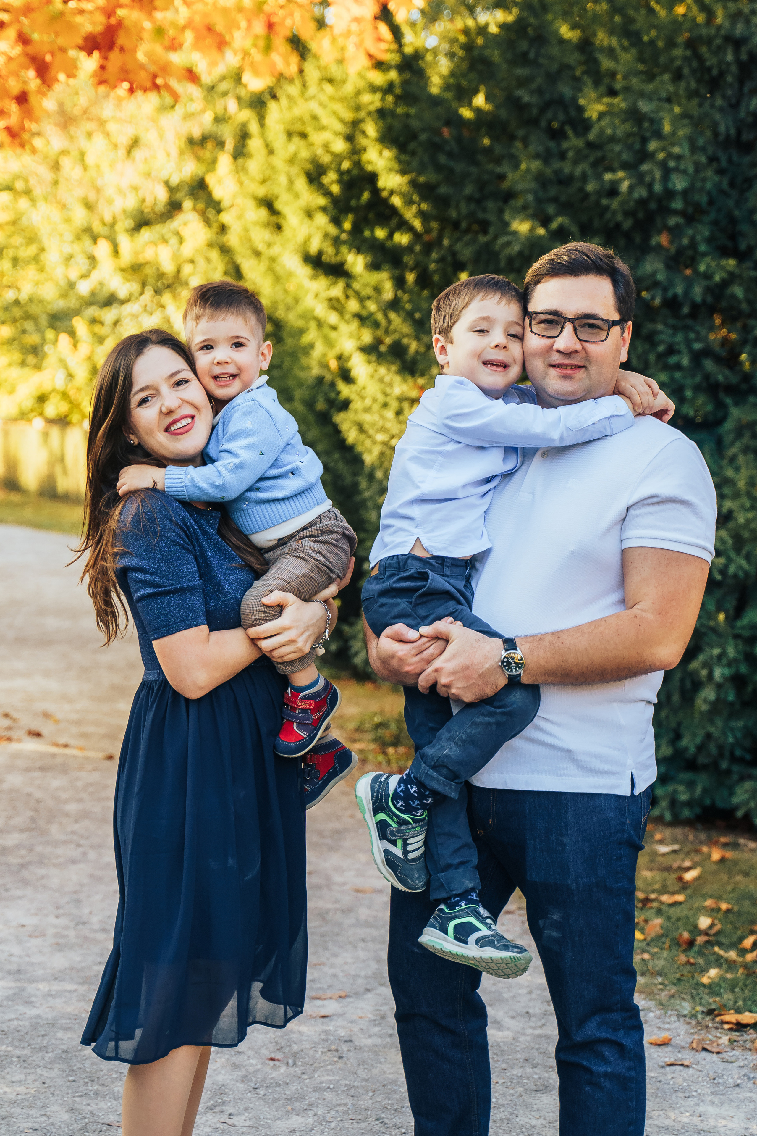 Family walking. Photographer in London Daria Agafonova