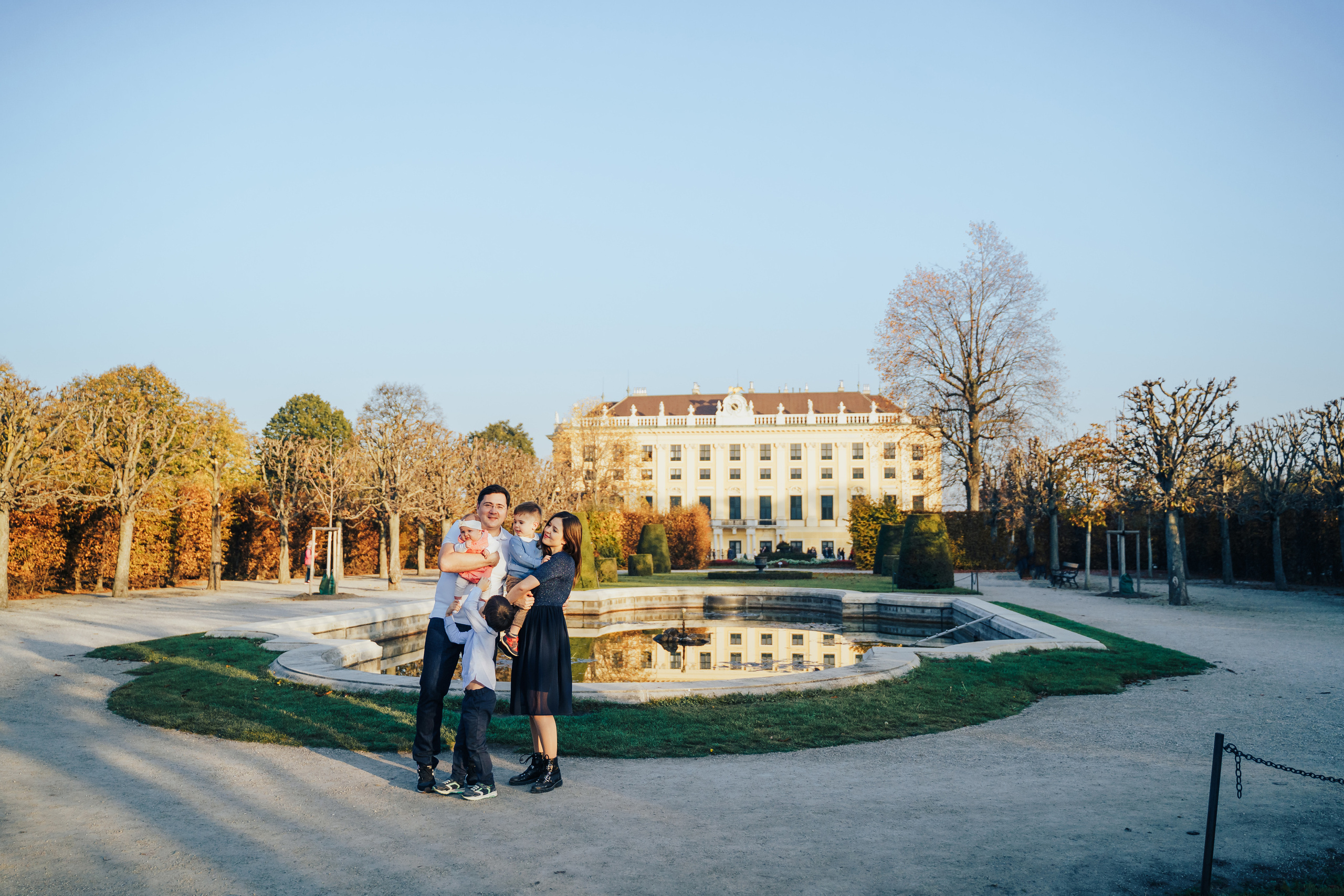 Family walking. Photographer in London Daria Agafonova