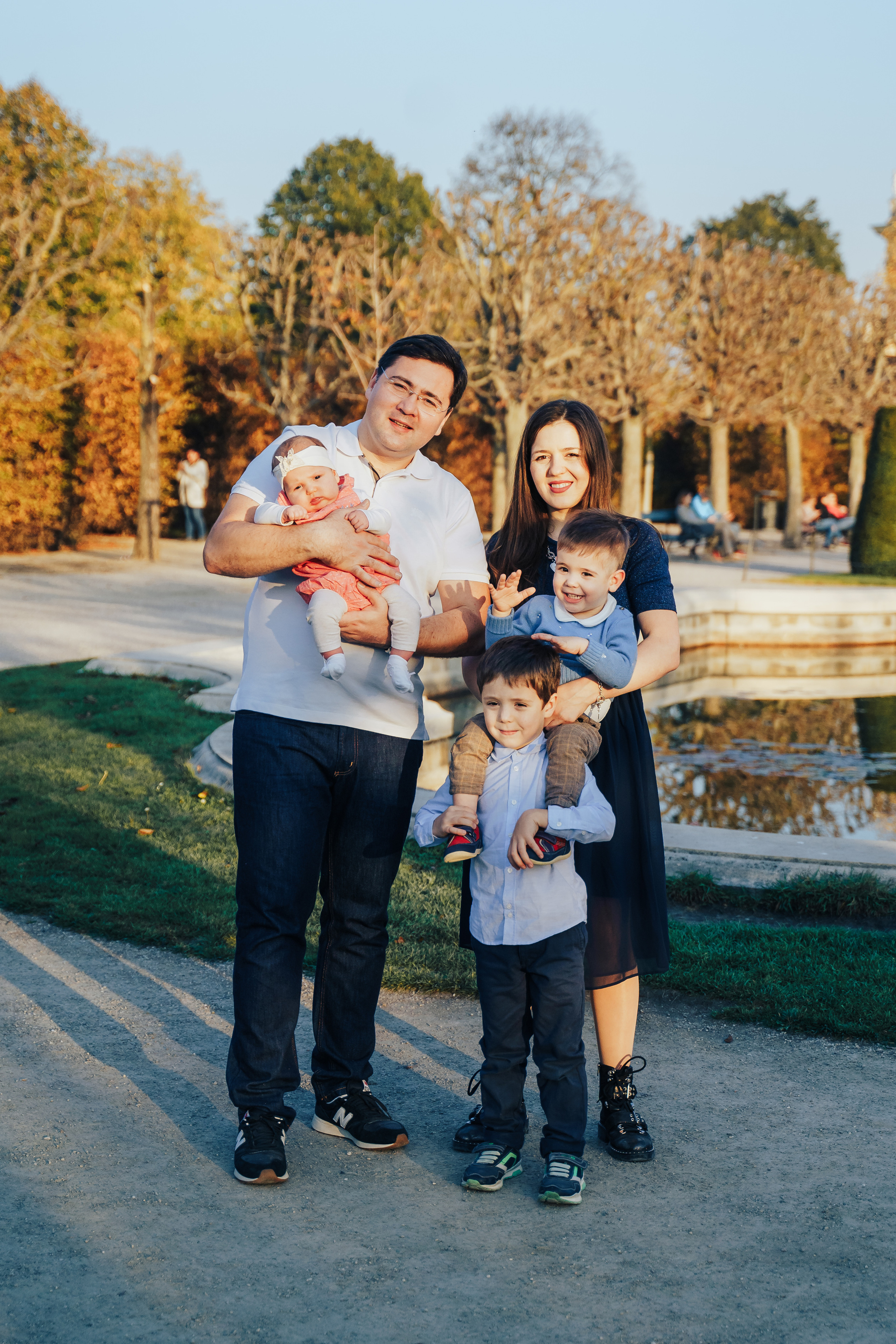Family walking. Photographer in London Daria Agafonova